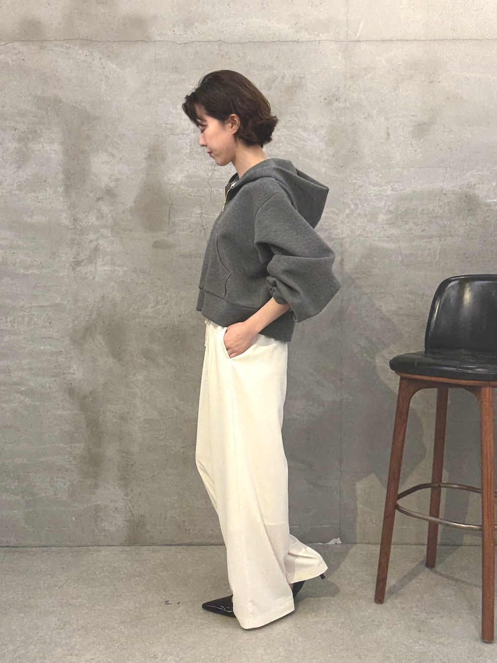 ホワイト系のその他パンツ、ブラック系のパンプス、ホワイト系のショルダーバッグを着用したレディースの夏コーディネートの2枚目の写真