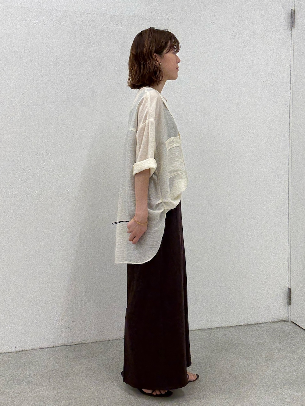 ホワイト系のシャツ/ブラウス、ブラウン系のワンピース、ブラウン系のショルダーバッグを着用したレディースの夏コーディネートの4枚目の写真