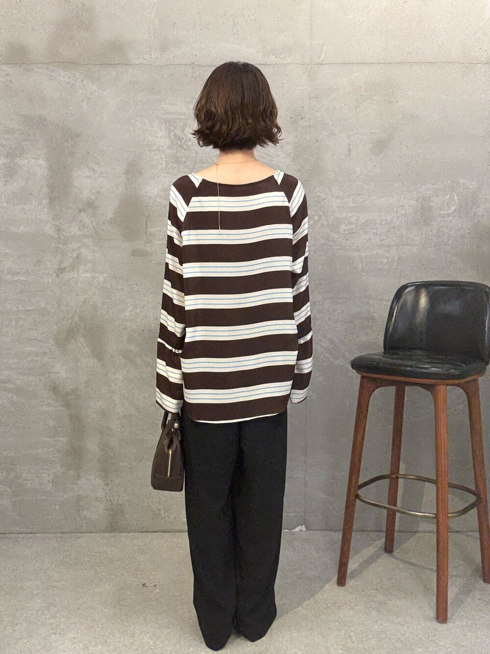 ブラウン系のシャツ/ブラウス、ブラック系のその他パンツ、ブラック系のパンプスを着用したレディースの夏コーディネートの3枚目の写真