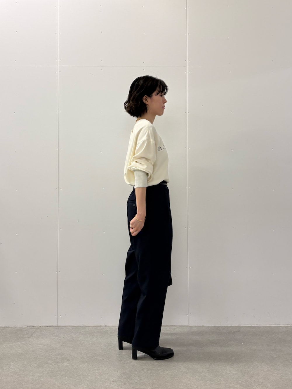 ブルー系のその他パンツ、ブラック系のトートバッグ、ホワイト系のTシャツ/カットソーを着用したレディースの秋コーディネートの4枚目の写真