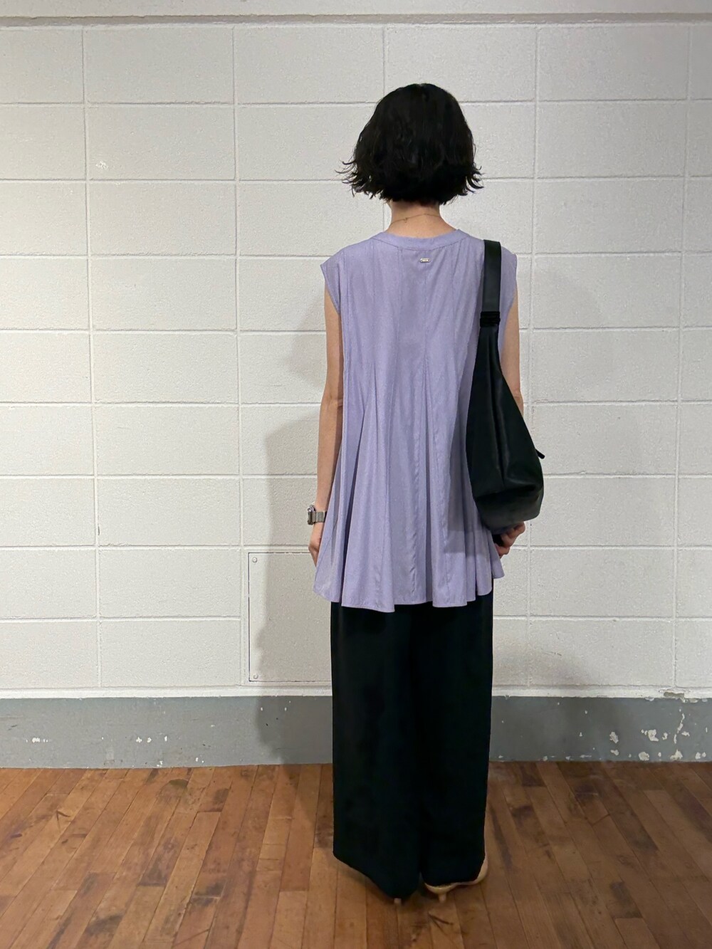パープル系のシャツ/ブラウス、ブラック系のその他パンツ、ブラック系のショルダーバッグを着用したレディースの夏コーディネートの3枚目の写真