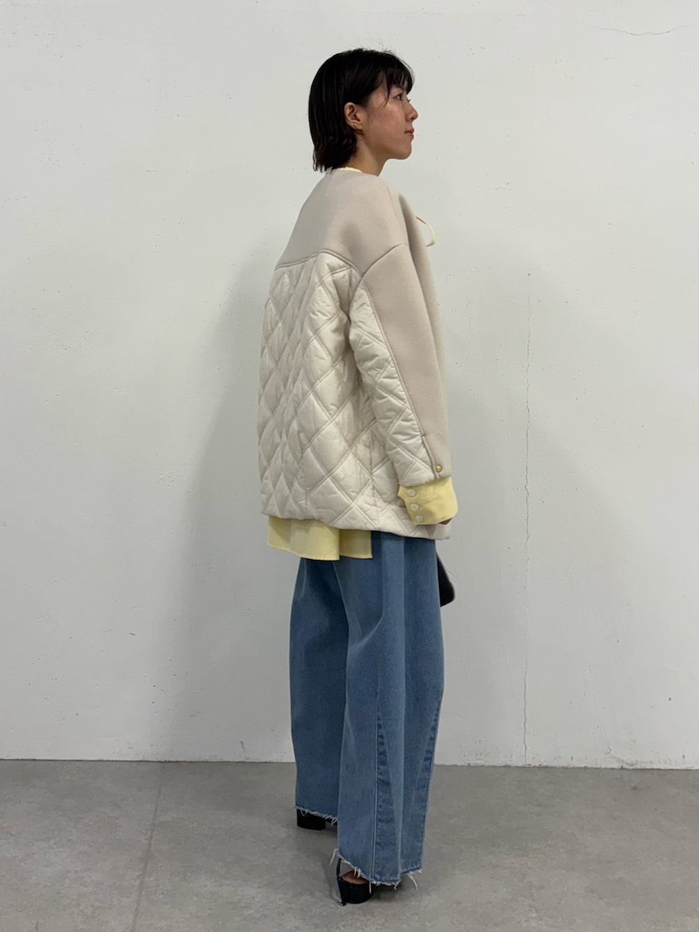 イエロー系のシャツ/ブラウス、ベージュ系のその他アウター、ブルー系のデニムパンツを着用したレディースの秋コーディネートの2枚目の写真