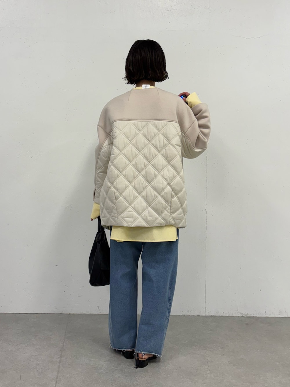 イエロー系のシャツ/ブラウス、ベージュ系のその他アウター、ブルー系のデニムパンツを着用したレディースの秋コーディネートの4枚目の写真