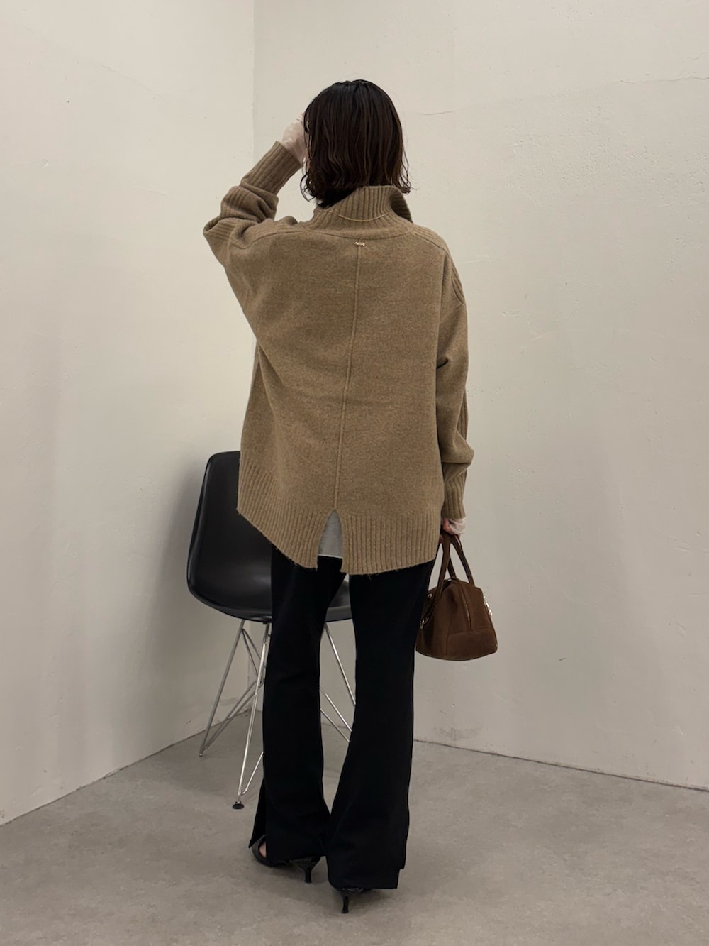 ベージュ系のニット/セーター、ブラック系のその他パンツ、ブラック系のパンプスを着用したレディースの秋コーディネートの3枚目の写真