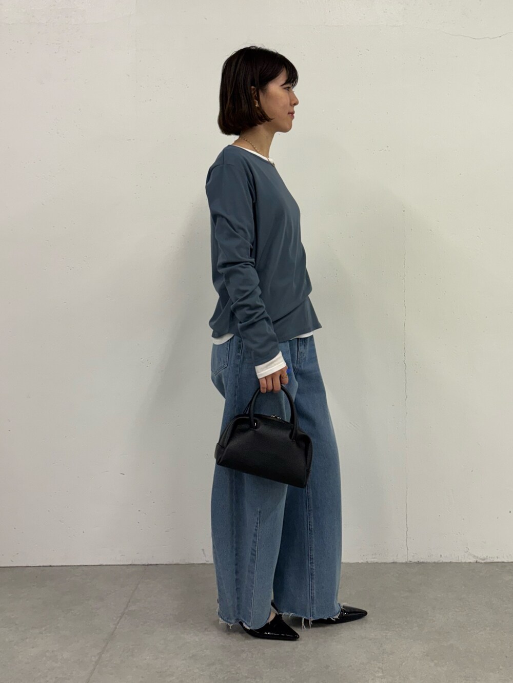 ホワイト系のTシャツ/カットソー、ブルー系のTシャツ/カットソー、ブルー系のデニムパンツを着用したレディースの秋コーディネートの4枚目の写真
