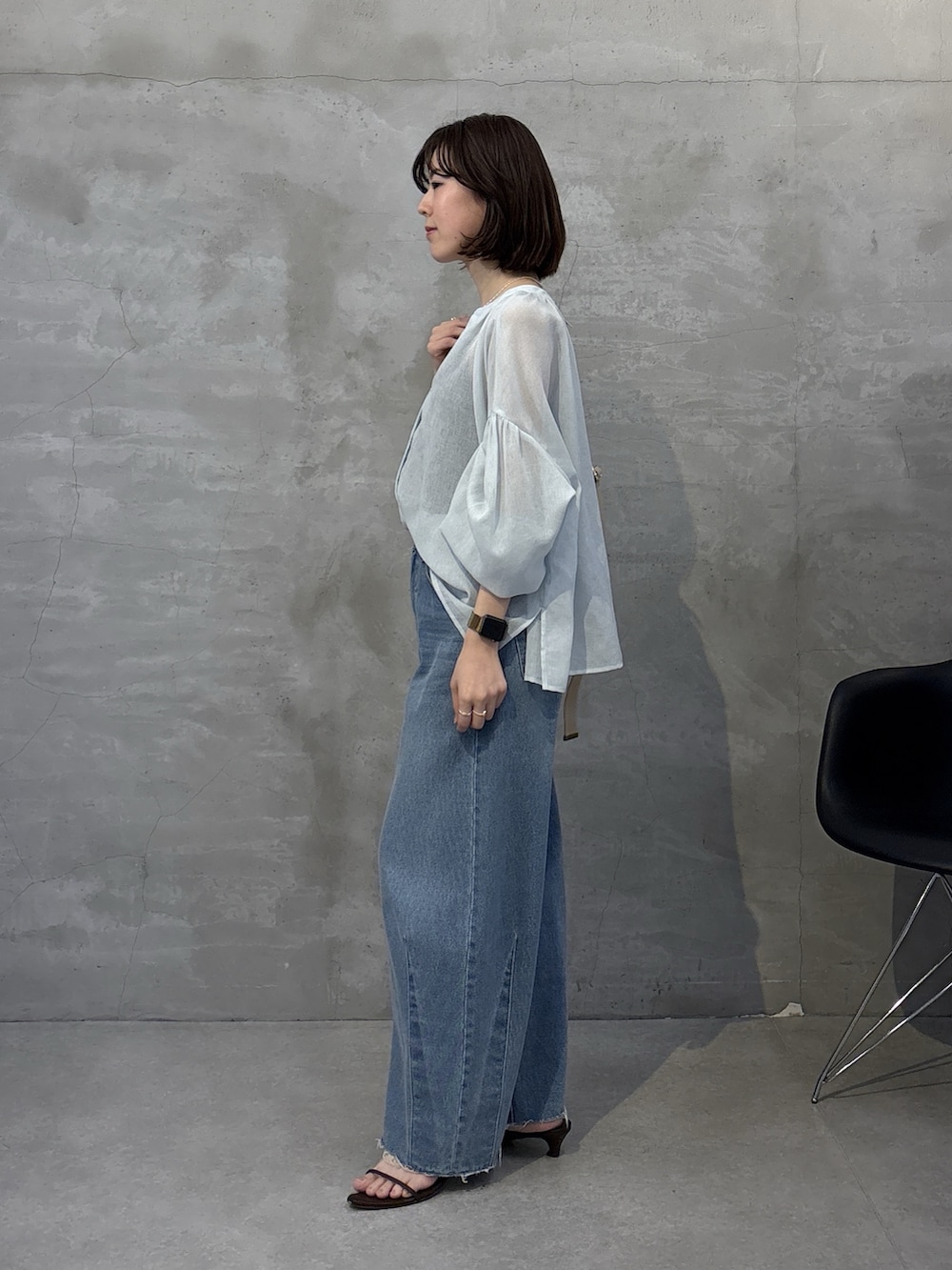 ブルー系のシャツ/ブラウス、ブルー系のデニムパンツ、ベージュ系のショルダーバッグを着用したレディースの冬コーディネートの3枚目の写真