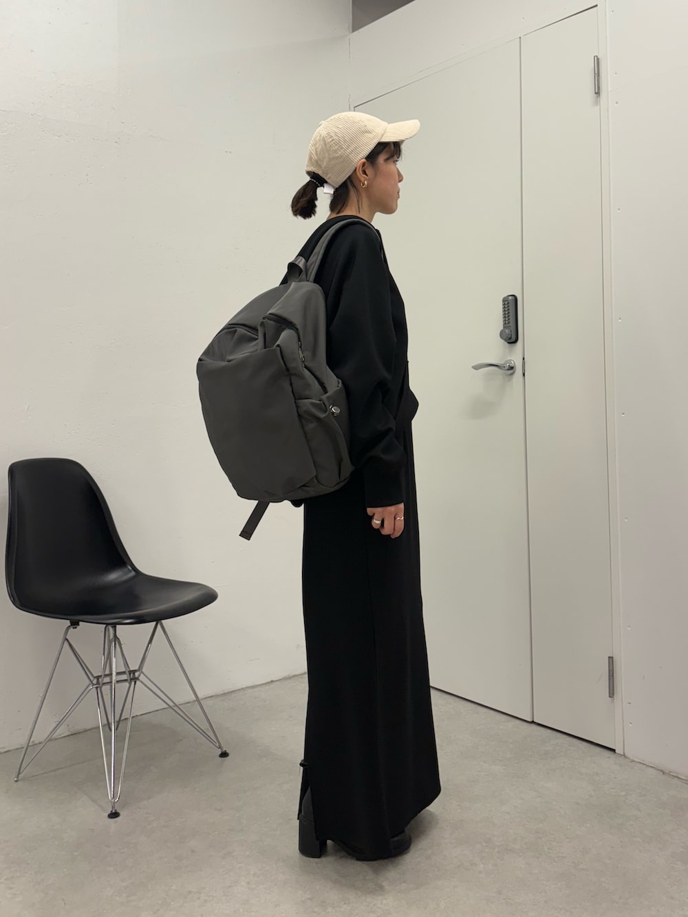 ブラック系のスカート、ブラック系のパーカー、グレー系のバックパック/リュックを着用したレディースの冬コーディネートの4枚目の写真