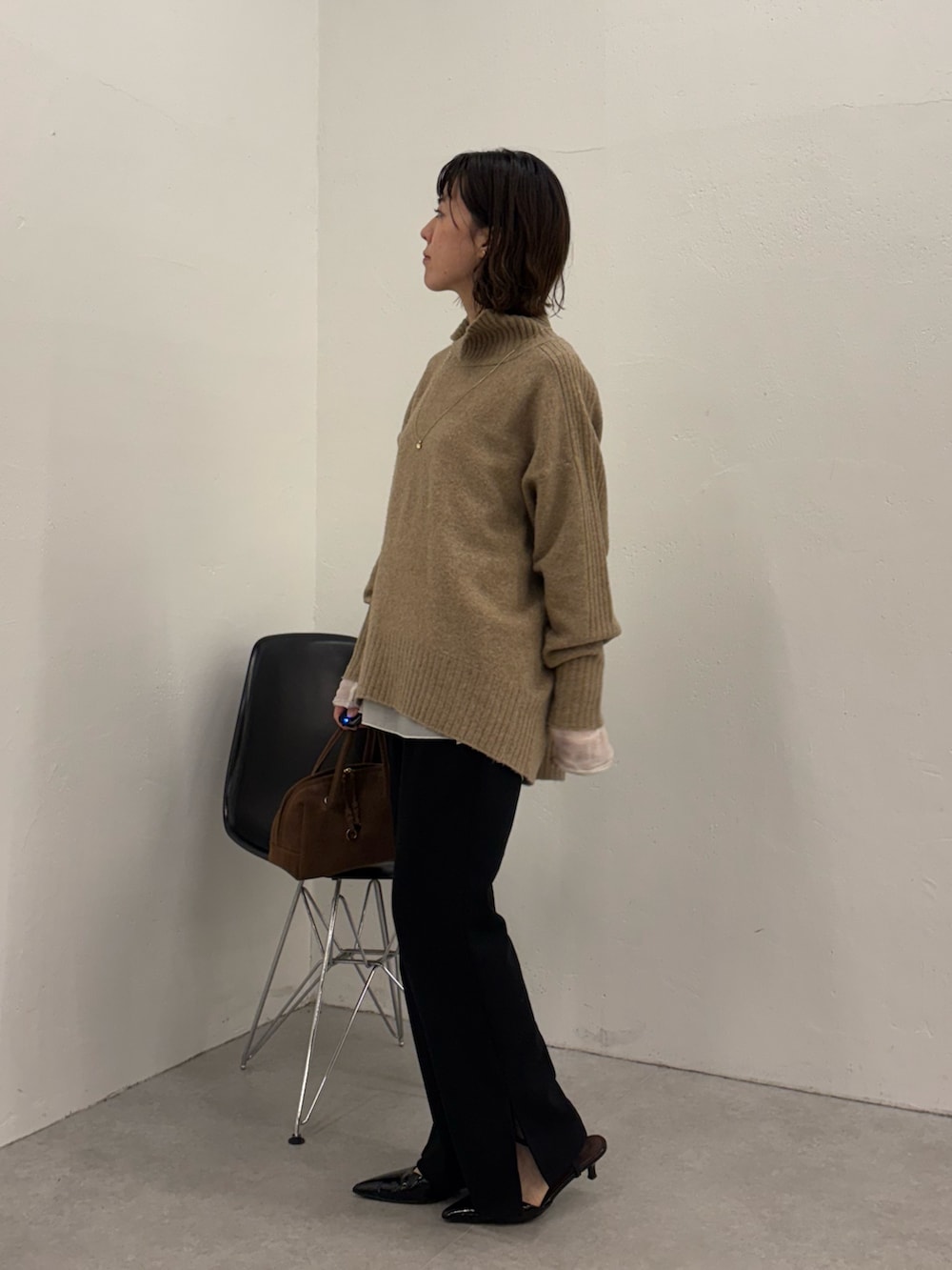 ベージュ系のニット/セーター、ブラック系のその他パンツ、ブラック系のパンプスを着用したレディースの秋コーディネートの4枚目の写真