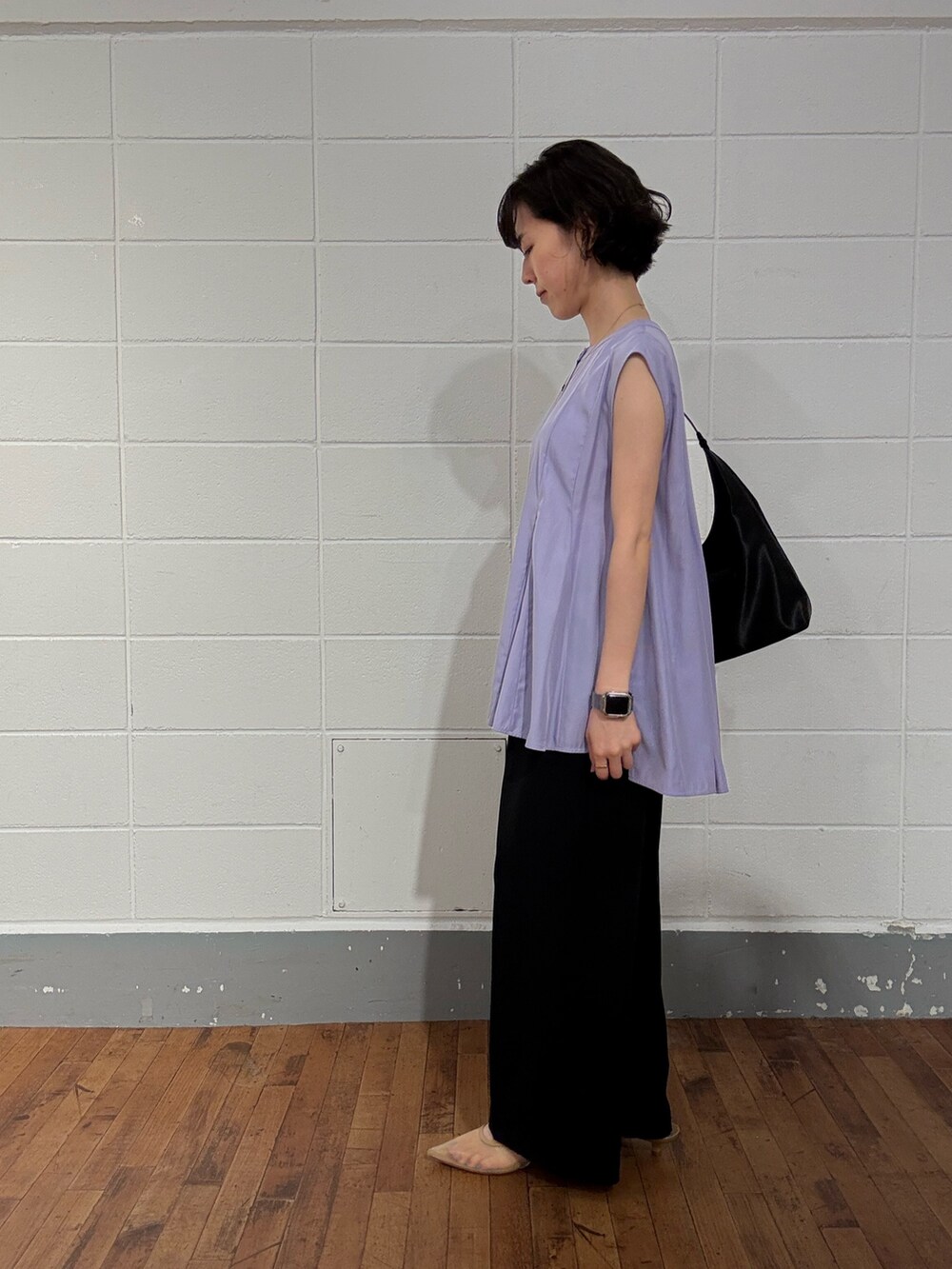 パープル系のシャツ/ブラウス、ブラック系のその他パンツ、ブラック系のショルダーバッグを着用したレディースの夏コーディネートの2枚目の写真