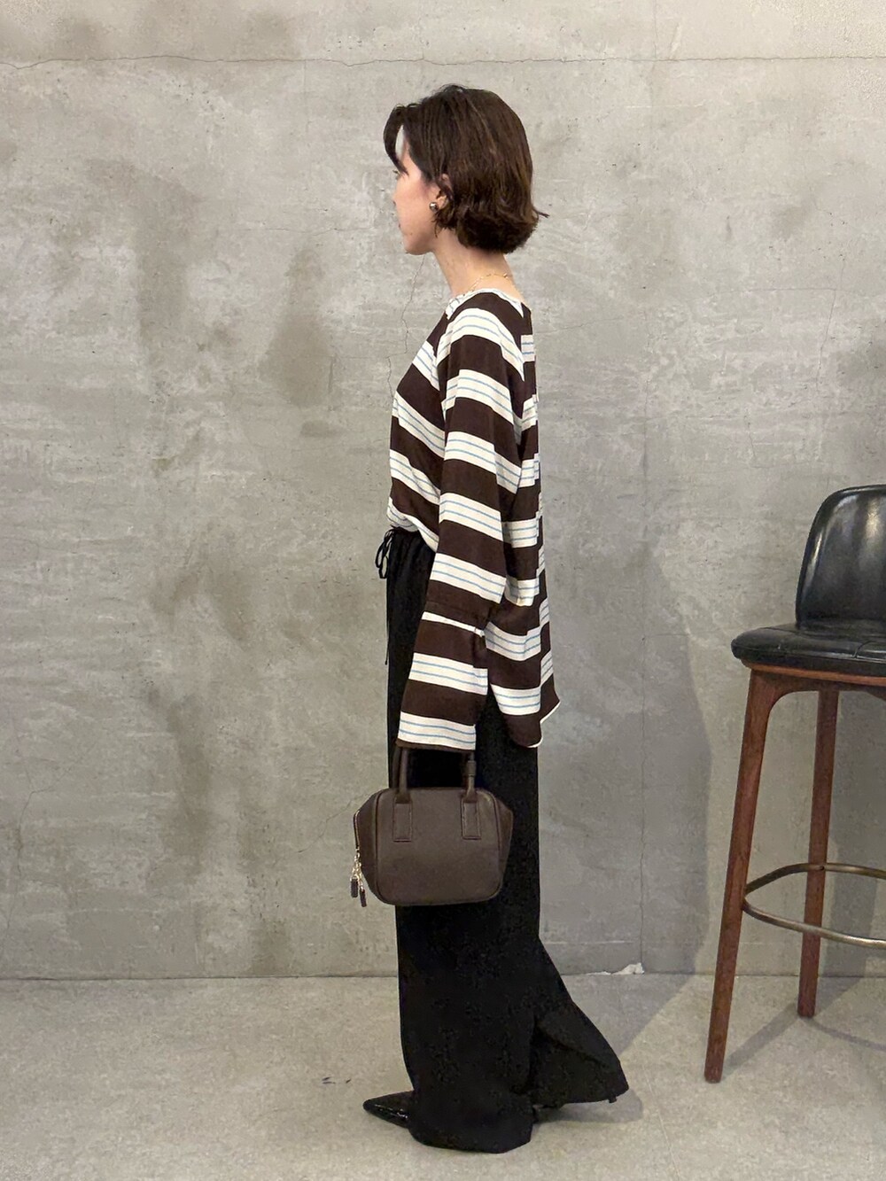 ブラウン系のシャツ/ブラウス、ブラック系のその他パンツ、ブラック系のパンプスを着用したレディースの夏コーディネートの2枚目の写真