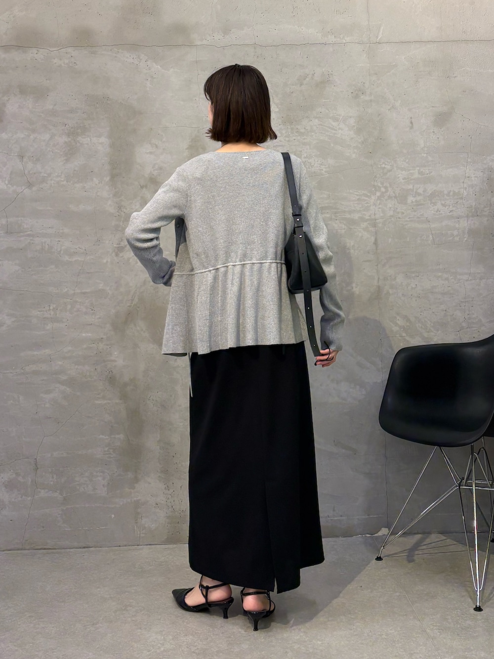 ブラック系のワンピース、ブラック系のショルダーバッグ、グレー系のカーディガン/ボレロを着用したレディースの冬コーディネートの3枚目の写真