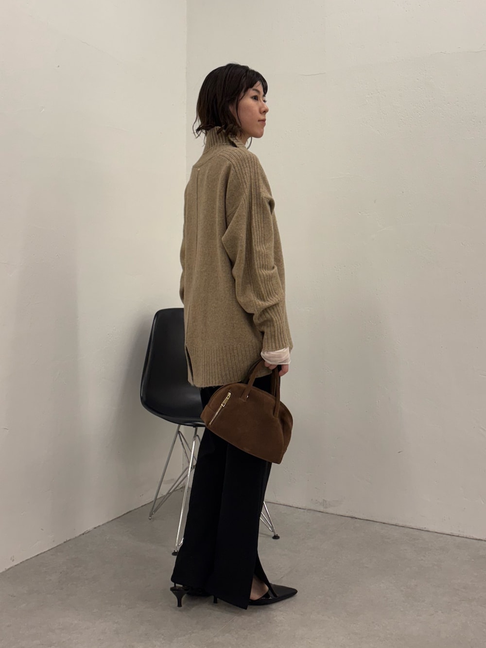 ベージュ系のニット/セーター、ブラック系のその他パンツ、ブラック系のパンプスを着用したレディースの秋コーディネートの2枚目の写真