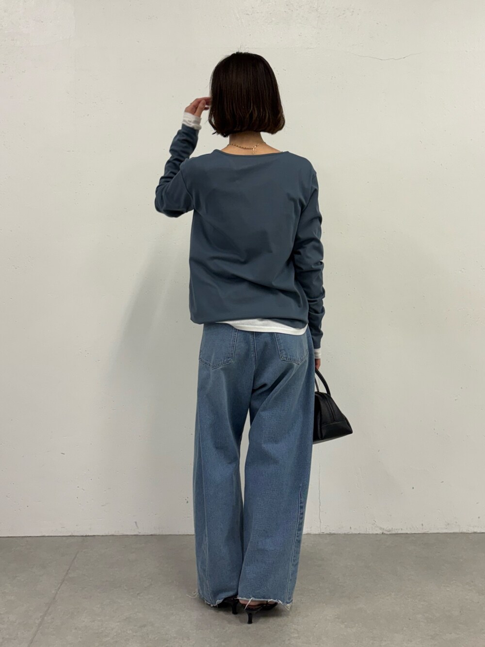 ホワイト系のTシャツ/カットソー、ブルー系のTシャツ/カットソー、ブルー系のデニムパンツを着用したレディースの秋コーディネートの3枚目の写真