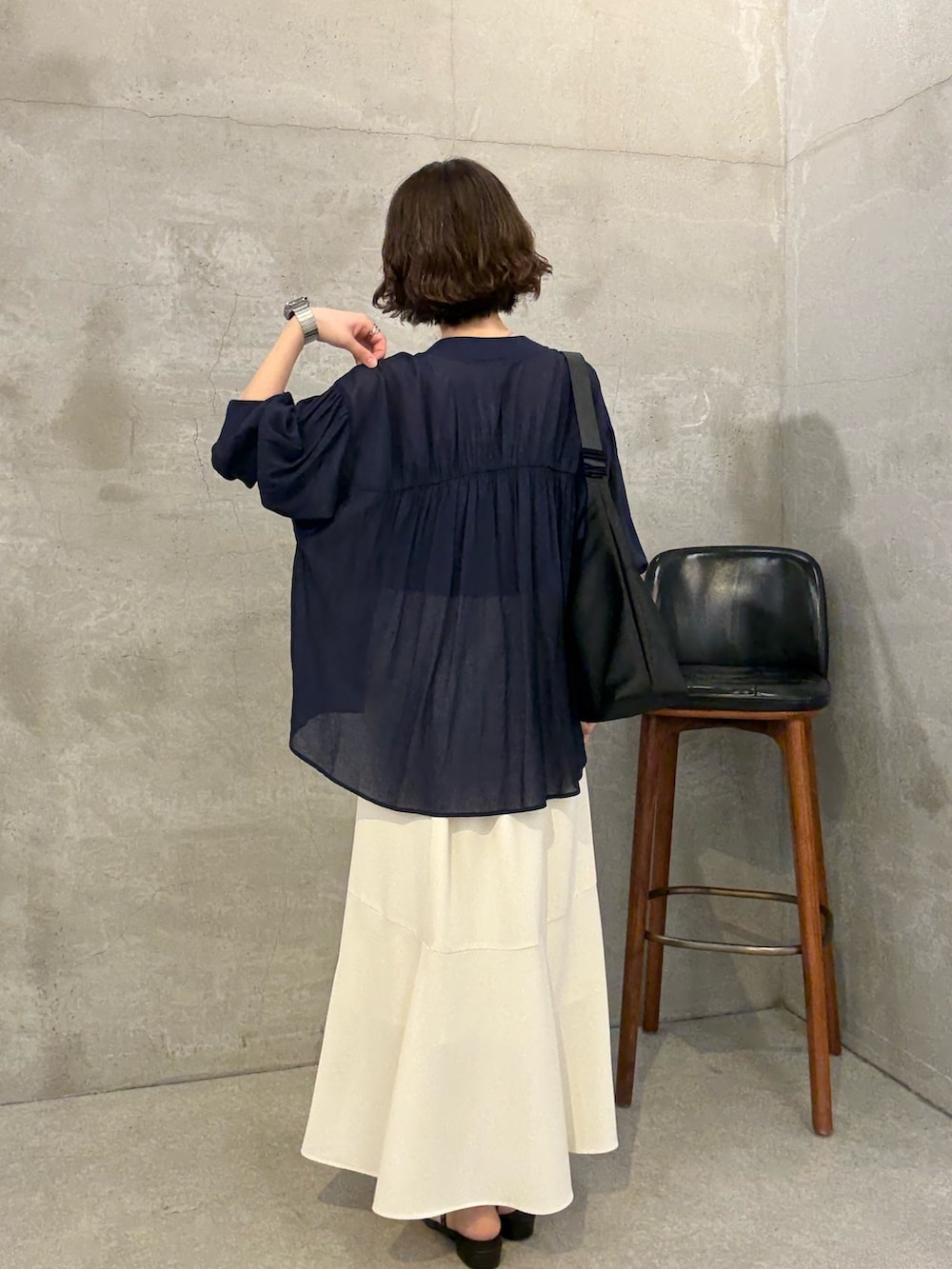 ホワイト系のスカート、ブラック系のショルダーバッグ、ブルー系のシャツ/ブラウスを着用したレディースの夏コーディネートの3枚目の写真