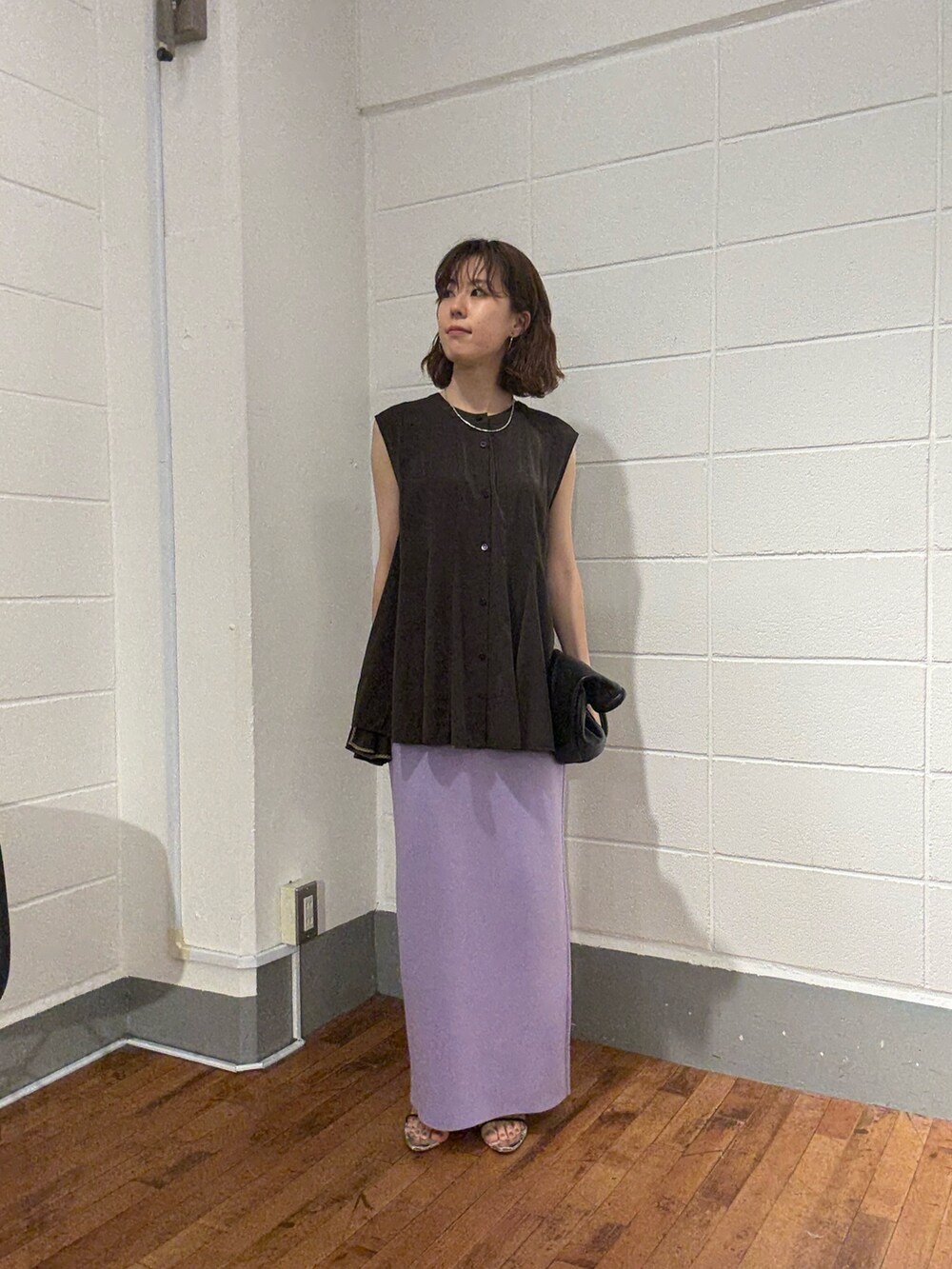 ブラック系のショルダーバッグ、ブラウン系のシャツ/ブラウス、パープル系のスカートを着用したレディースの夏コーディネートの5枚目の写真