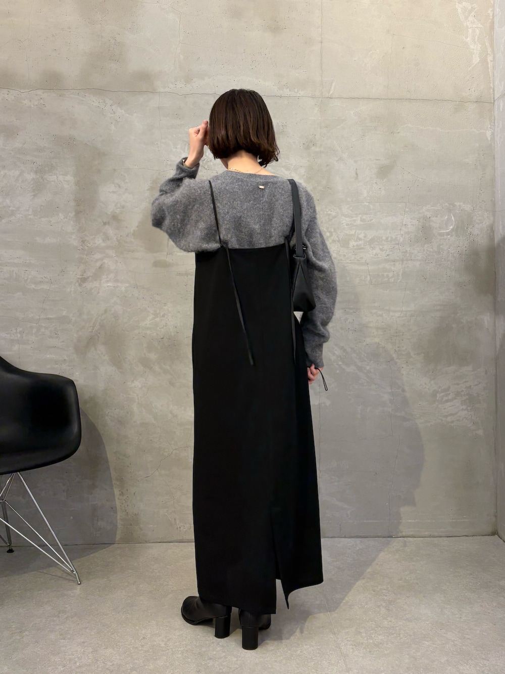 ブラック系のワンピース、グレー系のニット/セーター、ブラック系のショルダーバッグを着用したレディースの秋コーディネートの3枚目の写真