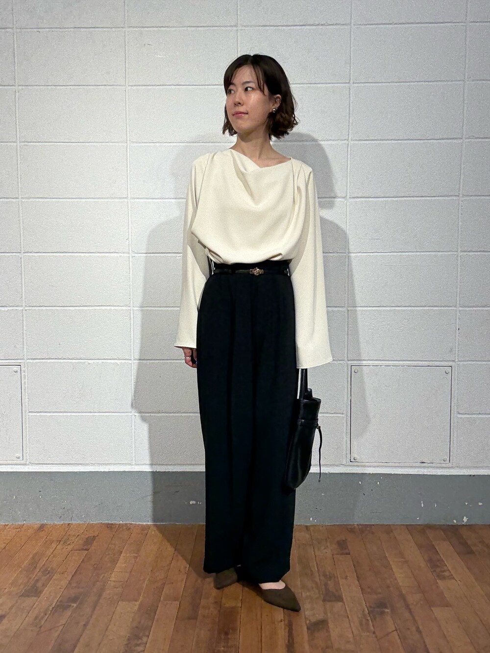 ブルー系のスラックス、ブラウン系のパンプス、ホワイト系のシャツ/ブラウスを着用したレディースの秋コーディネートの4枚目の写真