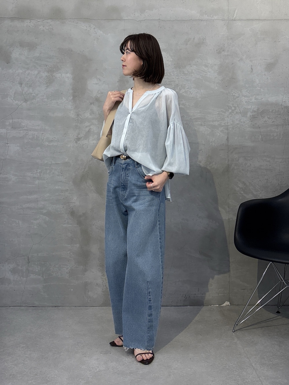 ブルー系のシャツ/ブラウス、ブルー系のデニムパンツ、ベージュ系のショルダーバッグを着用したレディースの冬コーディネートの4枚目の写真