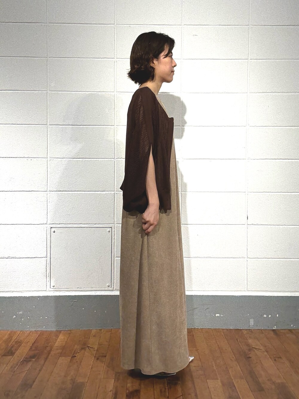 ベージュ系のワンピース、ブラウン系のカーディガン/ボレロを着用したレディースの夏コーディネートの4枚目の写真