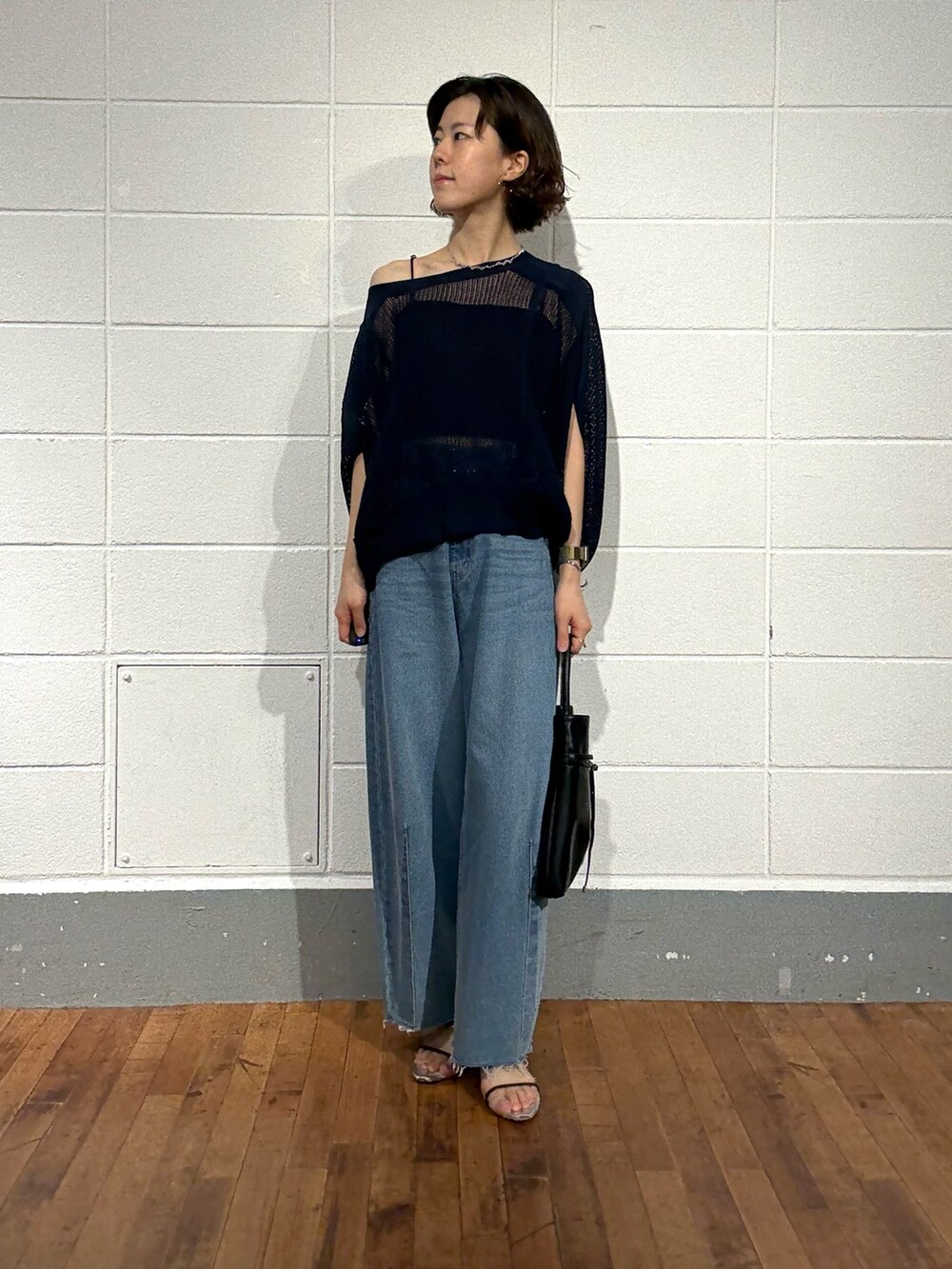 ブルー系のカーディガン/ボレロ、ブルー系のデニムパンツ、シルバー系のネックレスを着用したレディースの夏コーディネートの5枚目の写真