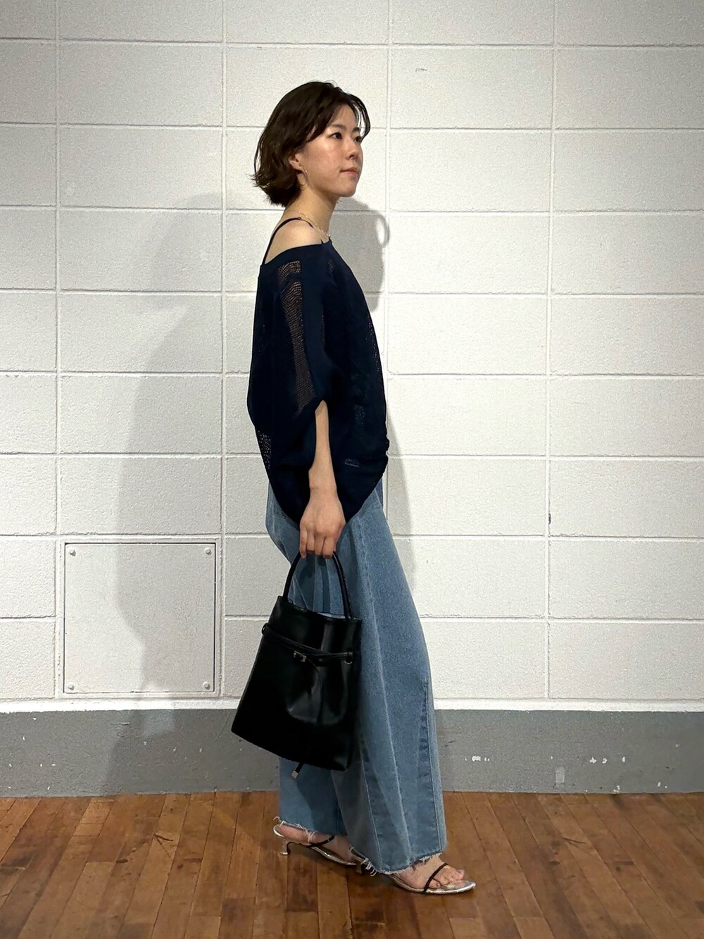 ブルー系のカーディガン/ボレロ、ブルー系のデニムパンツ、シルバー系のネックレスを着用したレディースの夏コーディネートの4枚目の写真