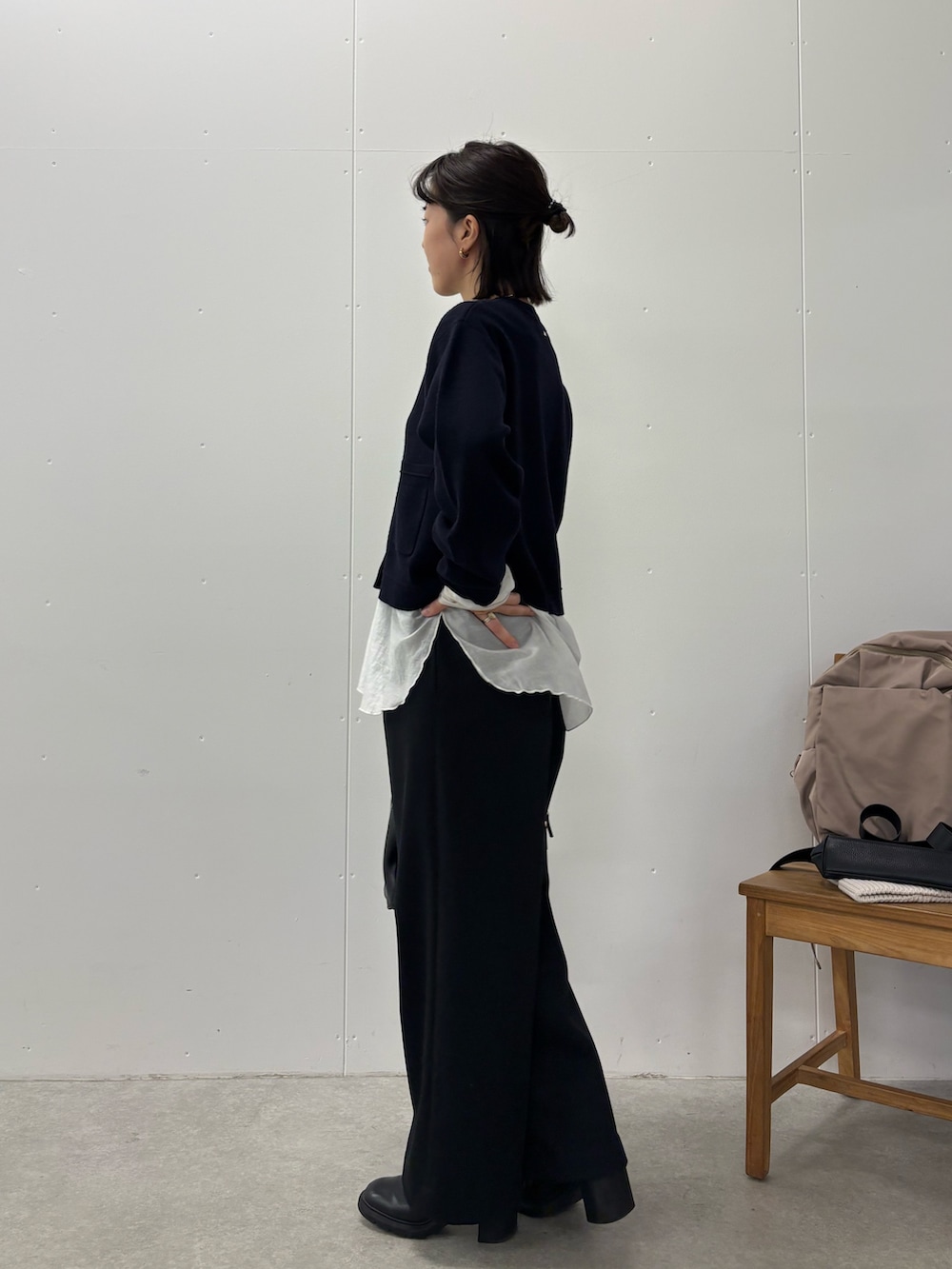 ブルー系のカーディガン/ボレロ、ブラック系のその他パンツ、ホワイト系のTシャツ/カットソーを着用したレディースの冬コーディネートの3枚目の写真