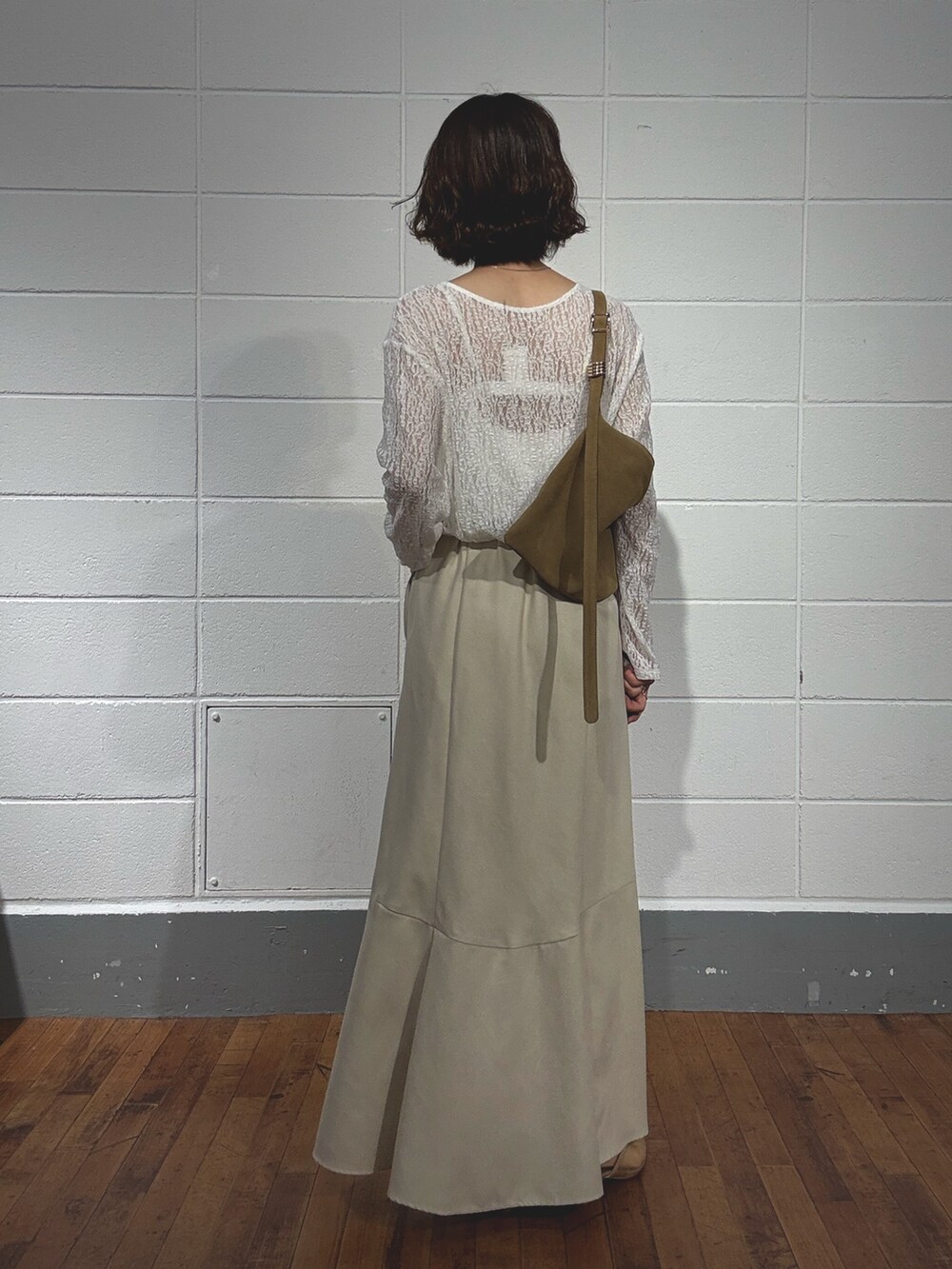 ホワイト系のTシャツ/カットソー、ホワイト系のスカート、ベージュ系のショルダーバッグを着用したレディースの夏コーディネートの3枚目の写真