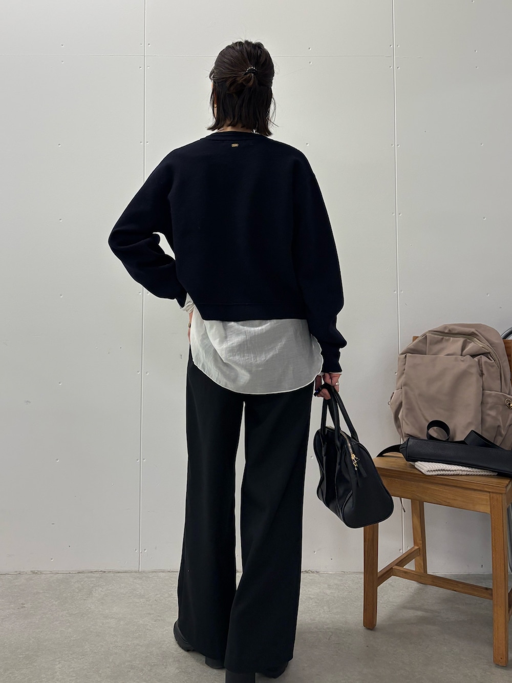 ブルー系のカーディガン/ボレロ、ブラック系のその他パンツ、ホワイト系のTシャツ/カットソーを着用したレディースの冬コーディネートの5枚目の写真