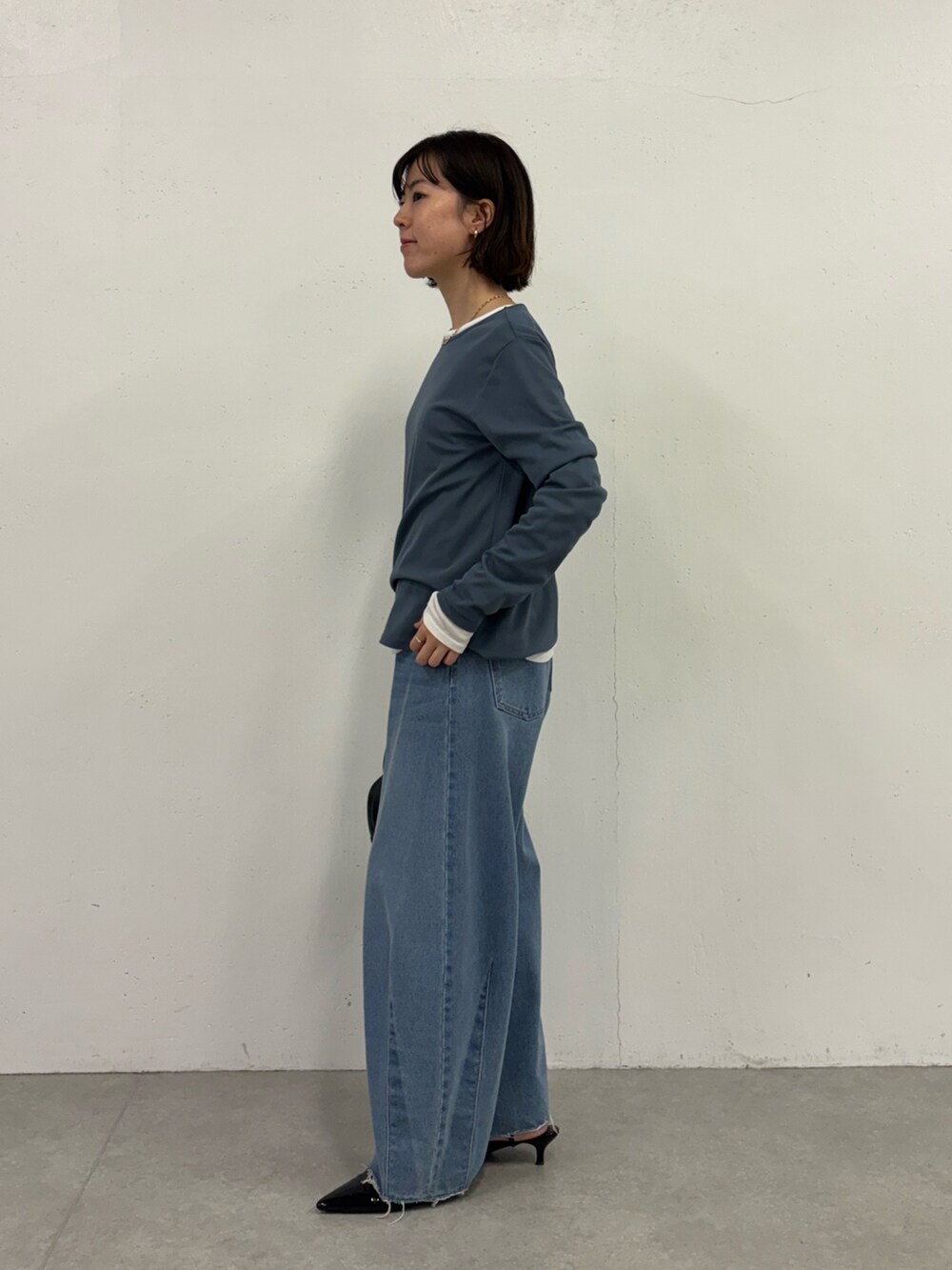 ホワイト系のTシャツ/カットソー、ブルー系のTシャツ/カットソー、ブルー系のデニムパンツを着用したレディースの秋コーディネートの2枚目の写真