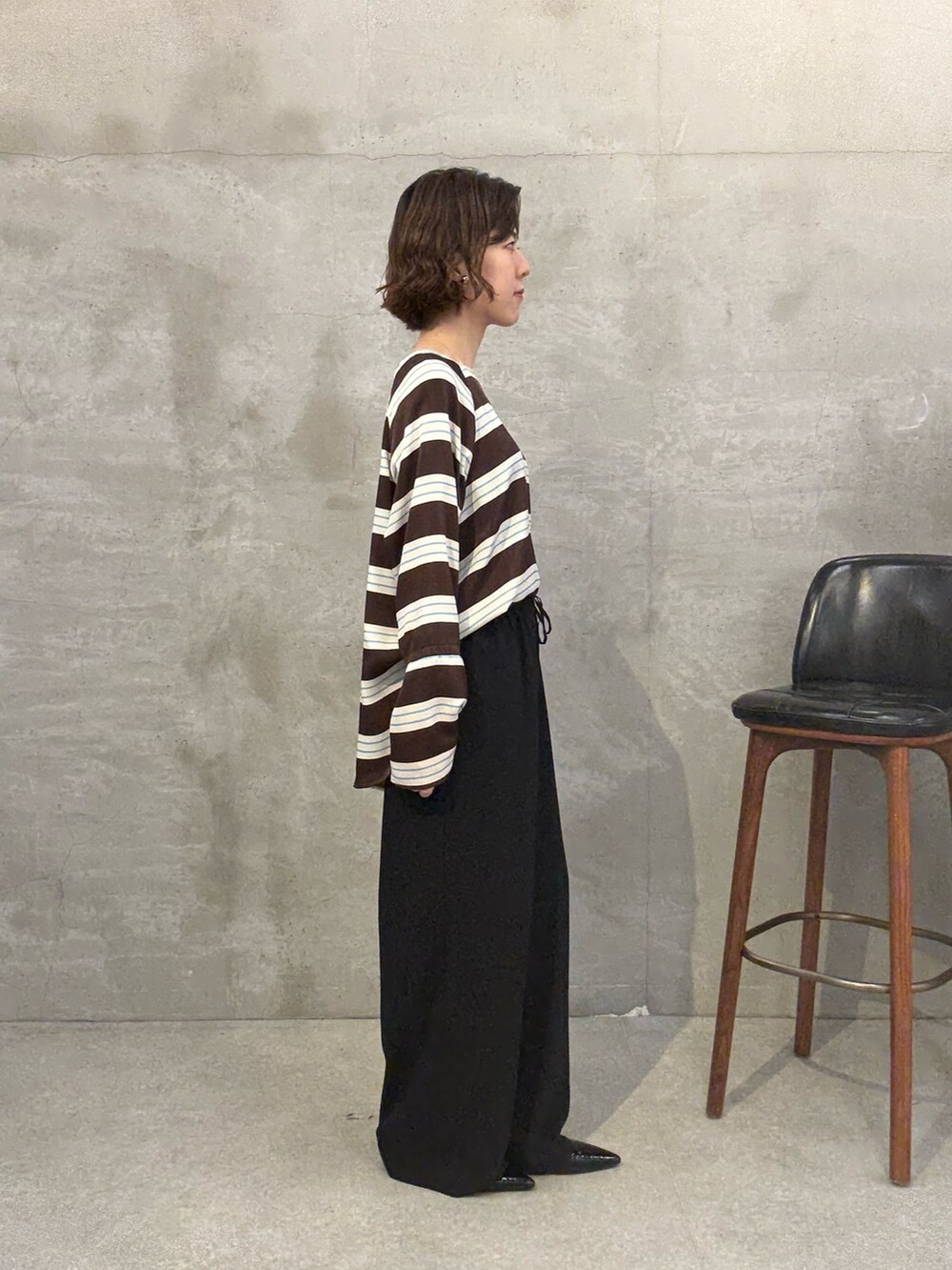 ブラウン系のシャツ/ブラウス、ブラック系のその他パンツ、ブラック系のパンプスを着用したレディースの夏コーディネートの4枚目の写真