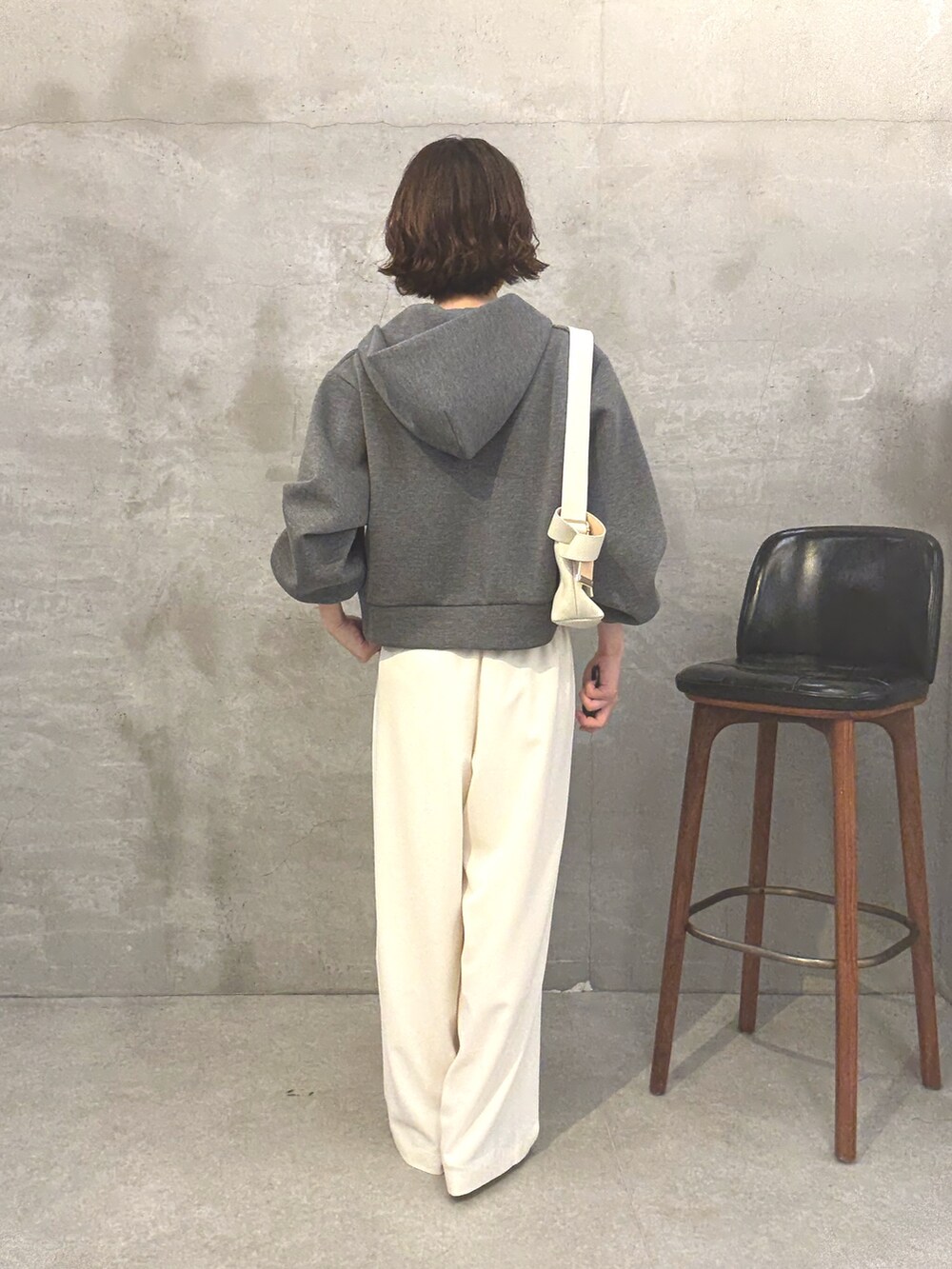 ホワイト系のその他パンツ、ブラック系のパンプス、ホワイト系のショルダーバッグを着用したレディースの夏コーディネートの3枚目の写真