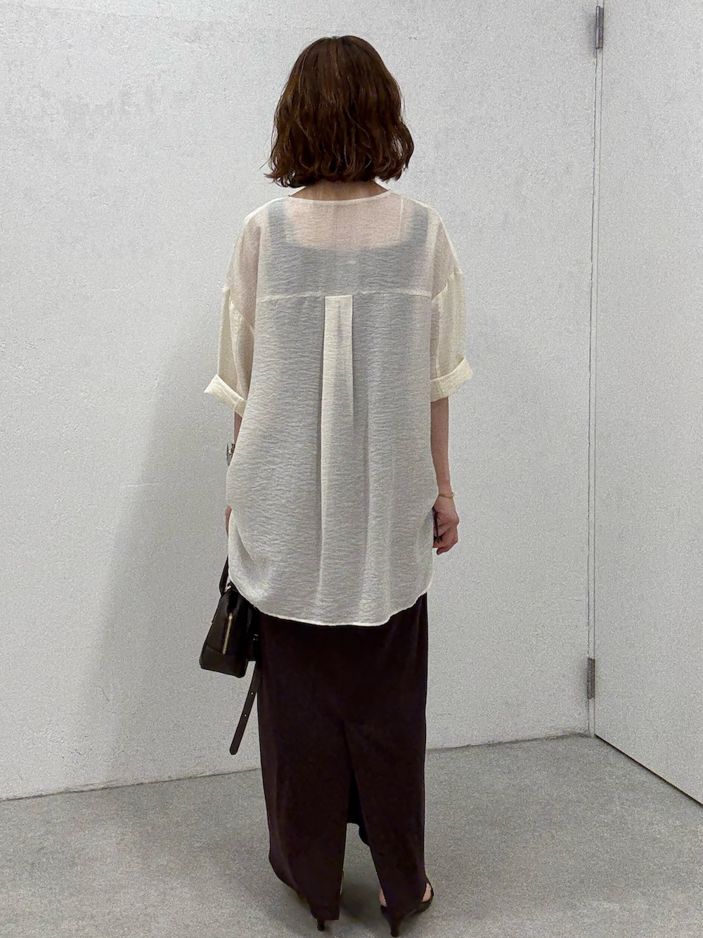 ホワイト系のシャツ/ブラウス、ブラウン系のワンピース、ブラウン系のショルダーバッグを着用したレディースの夏コーディネートの3枚目の写真