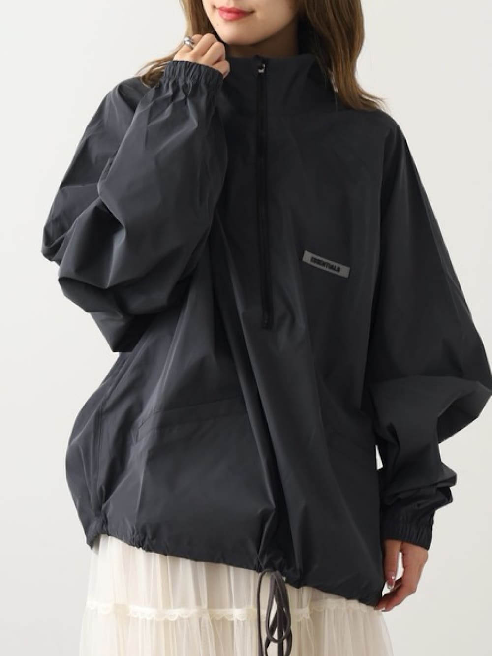 ブラック系のブルゾン、ホワイト系のTシャツ/カットソーを着用したレディースの春コーディネートの2枚目の写真