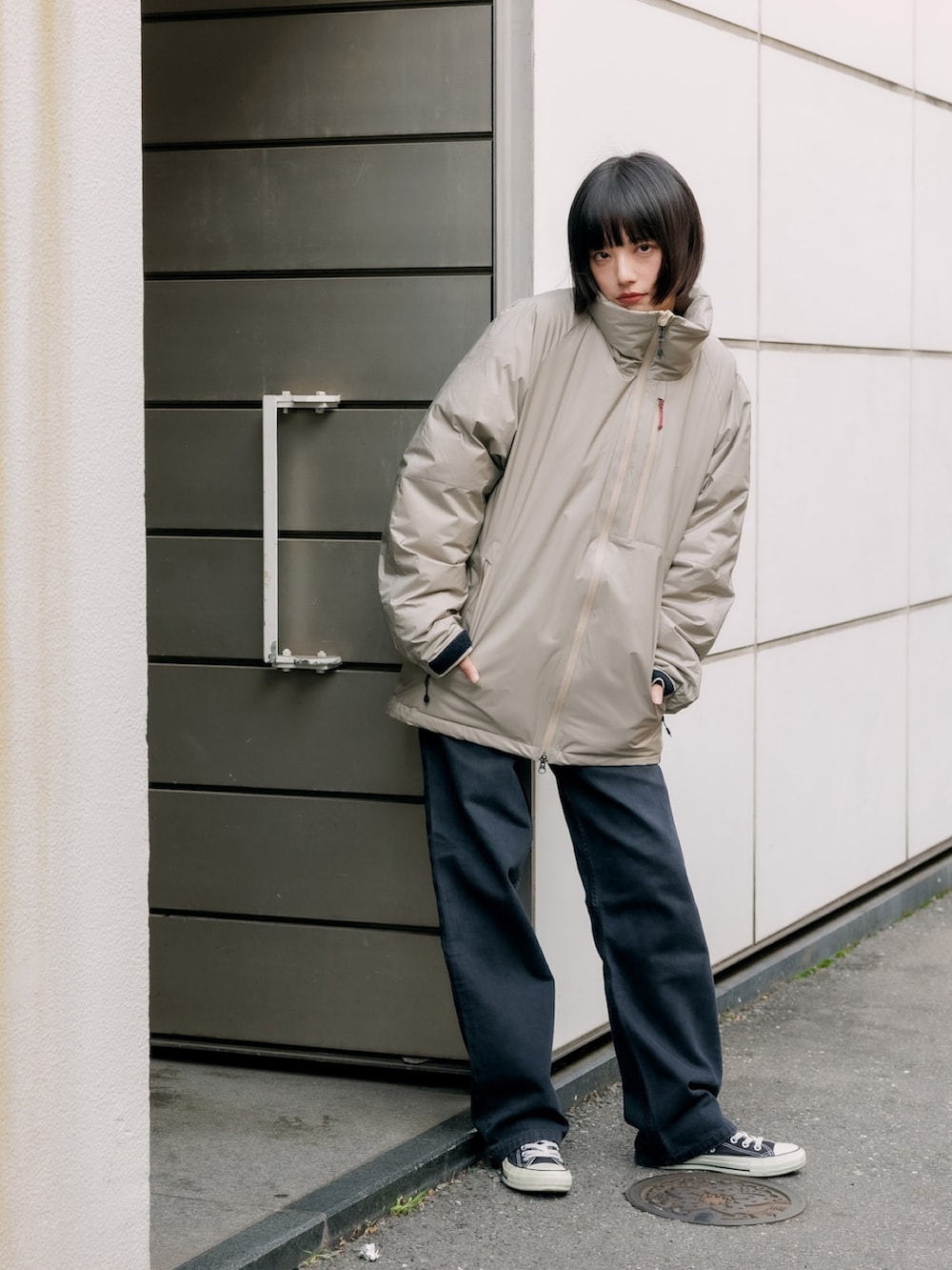 ベージュ系のダウンジャケット/コート、ホワイト系のスウェット、ブルー系のデニムパンツを着用したレディースの冬コーディネートの3枚目の写真