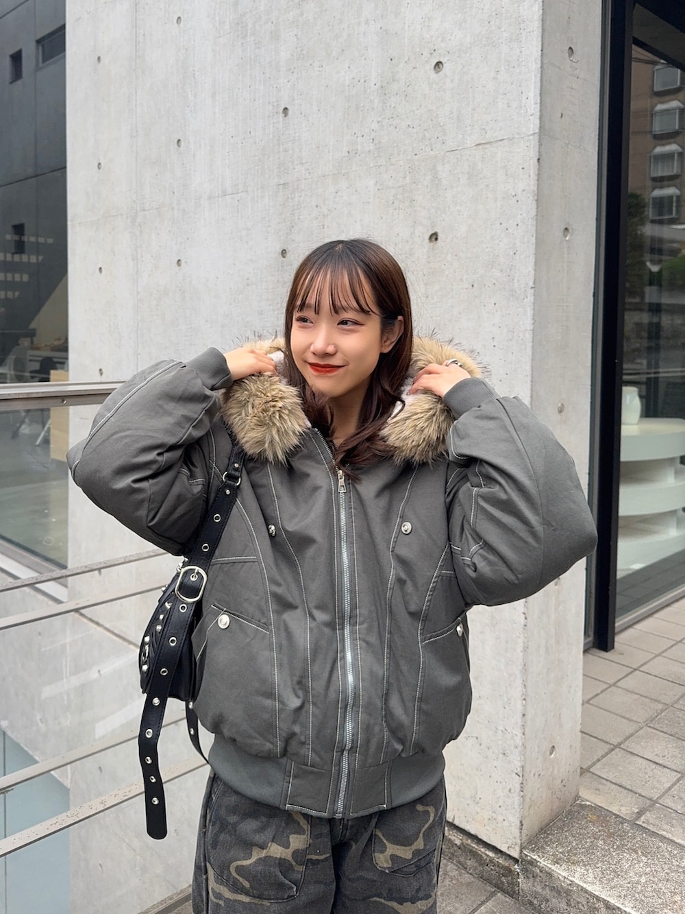 グリーン系のブルゾン、その他のカーゴパンツ、ブラウン系のブーツを着用したレディースの秋コーディネートの3枚目の写真