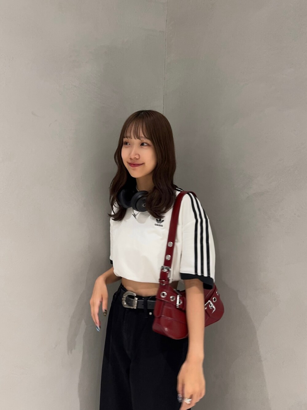 その他のデニムパンツ、レッド系のショルダーバッグ、ホワイト系のTシャツ/カットソーを着用したレディースの夏コーディネートの3枚目の写真