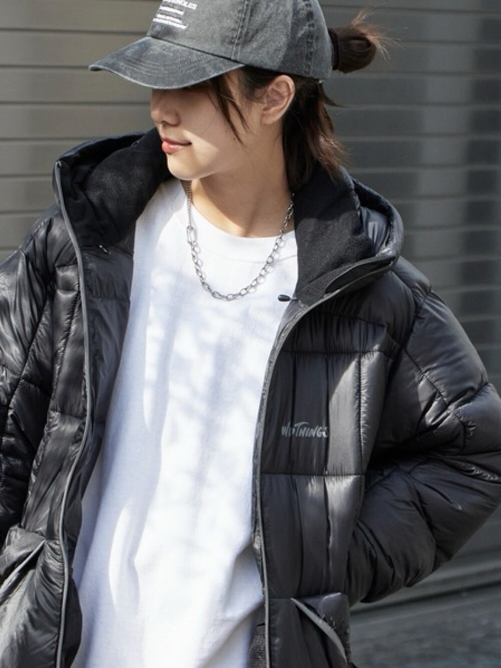 ブラック系のダウンジャケット/コート、ホワイト系のスウェットを着用したレディースの秋コーディネートの2枚目の写真