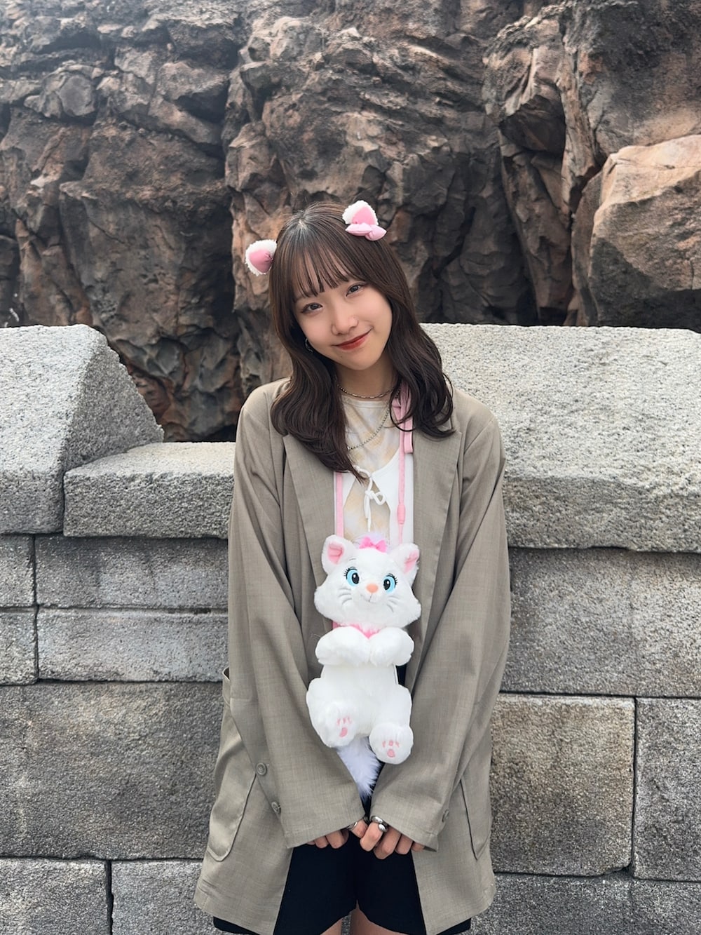 ベージュ系のテーラードジャケット、ブラック系のスウェットパンツ、ホワイト系のTシャツ/カットソーを着用したレディースの秋コーディネートの2枚目の写真