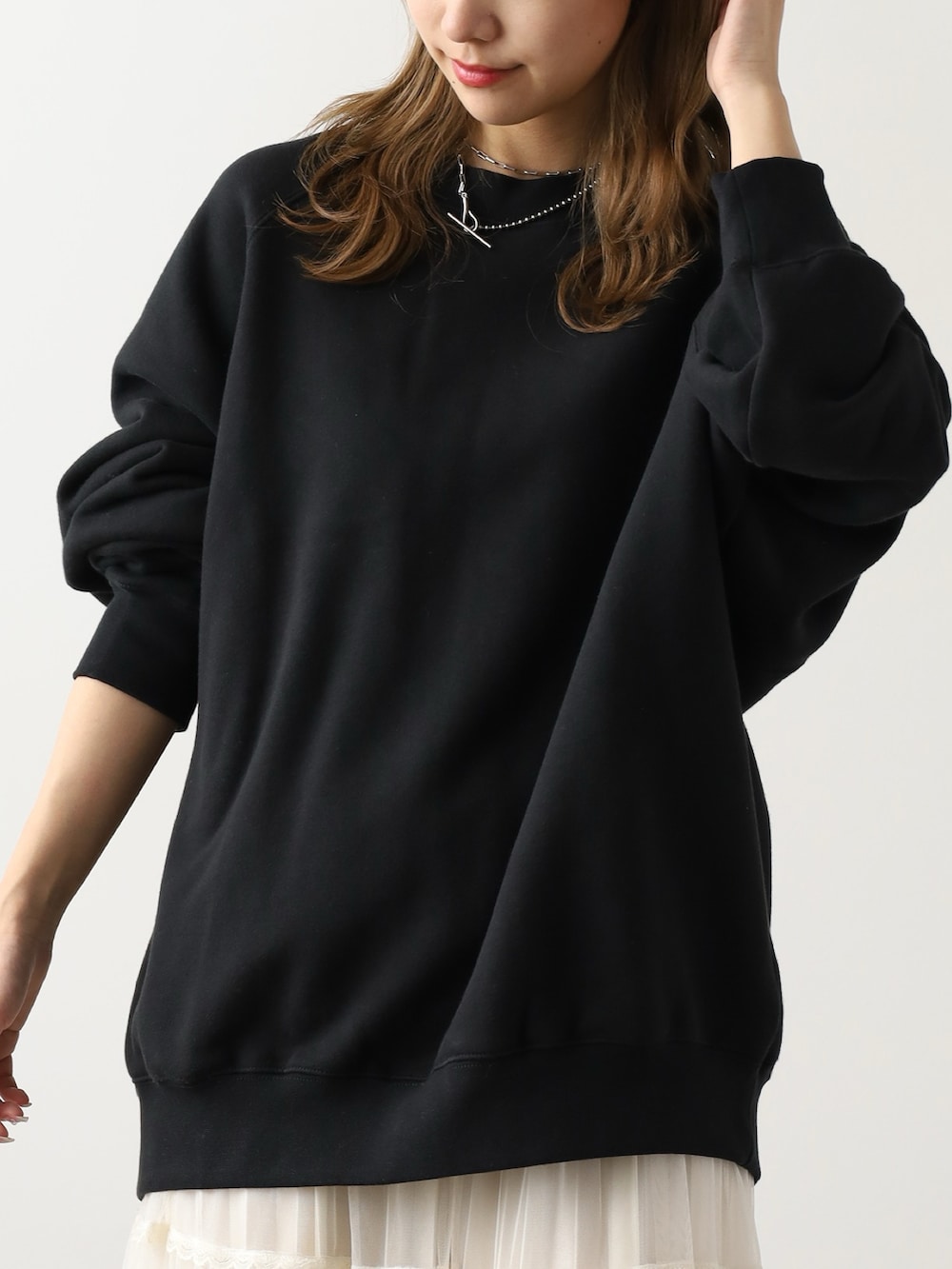 ブラック系のスウェットを着用したレディースの春コーディネートの3枚目の写真