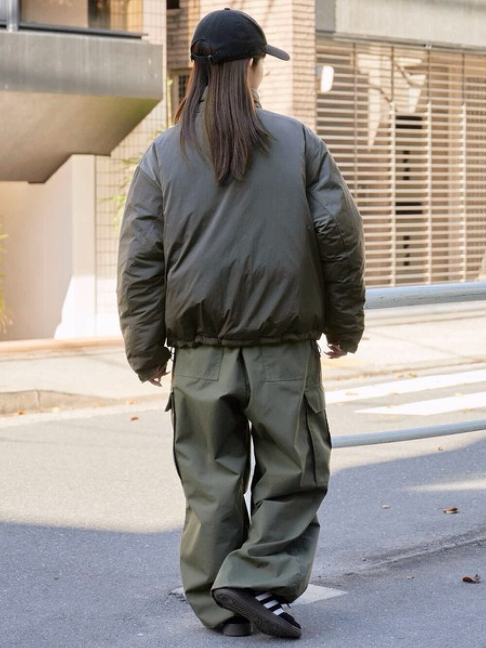 グレー系のダウンジャケット/コートを着用したレディースの秋コーディネートの3枚目の写真