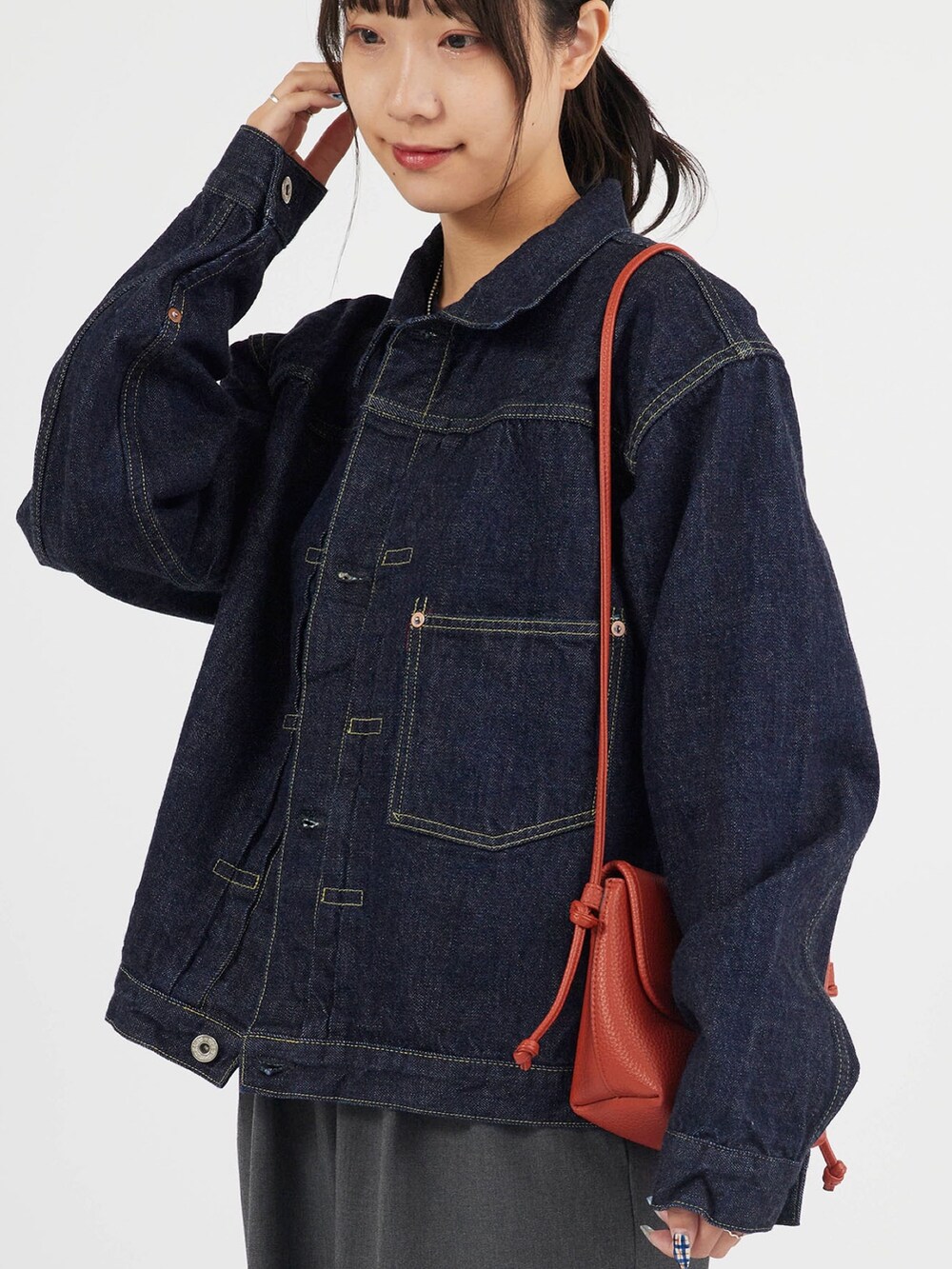 ブルー系のデニムジャケット、グレー系のスラックス、ブラック系のTシャツ/カットソーを着用したレディースの秋コーディネートの2枚目の写真