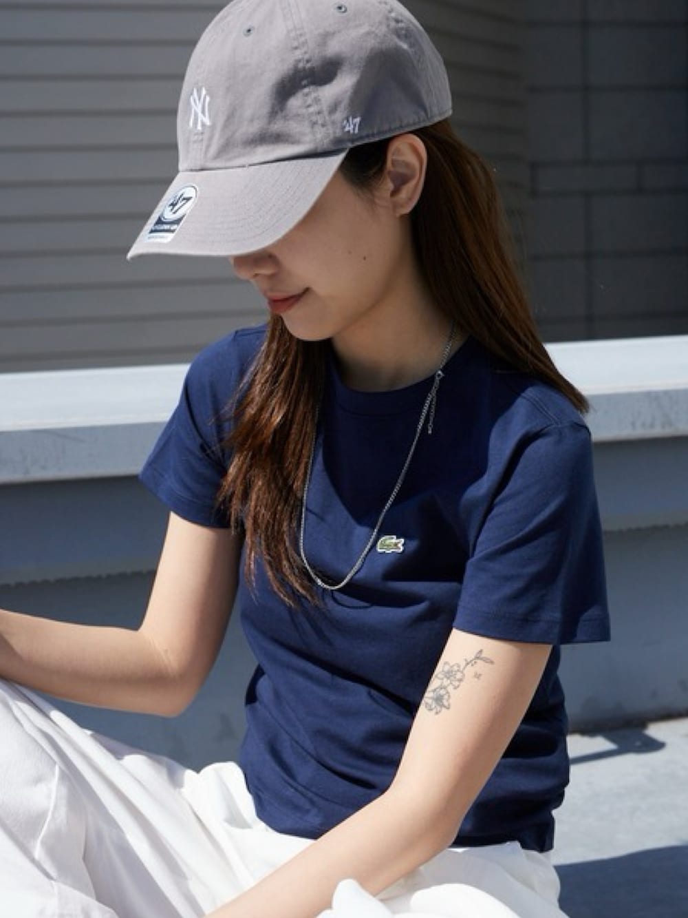 ブルー系のTシャツ/カットソーを着用したレディースの春コーディネートの2枚目の写真