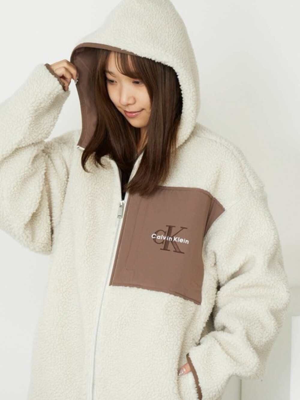 グレー系のスウェット、グレー系のスカート、ベージュ系のブルゾンを着用したレディースの秋コーディネートの2枚目の写真