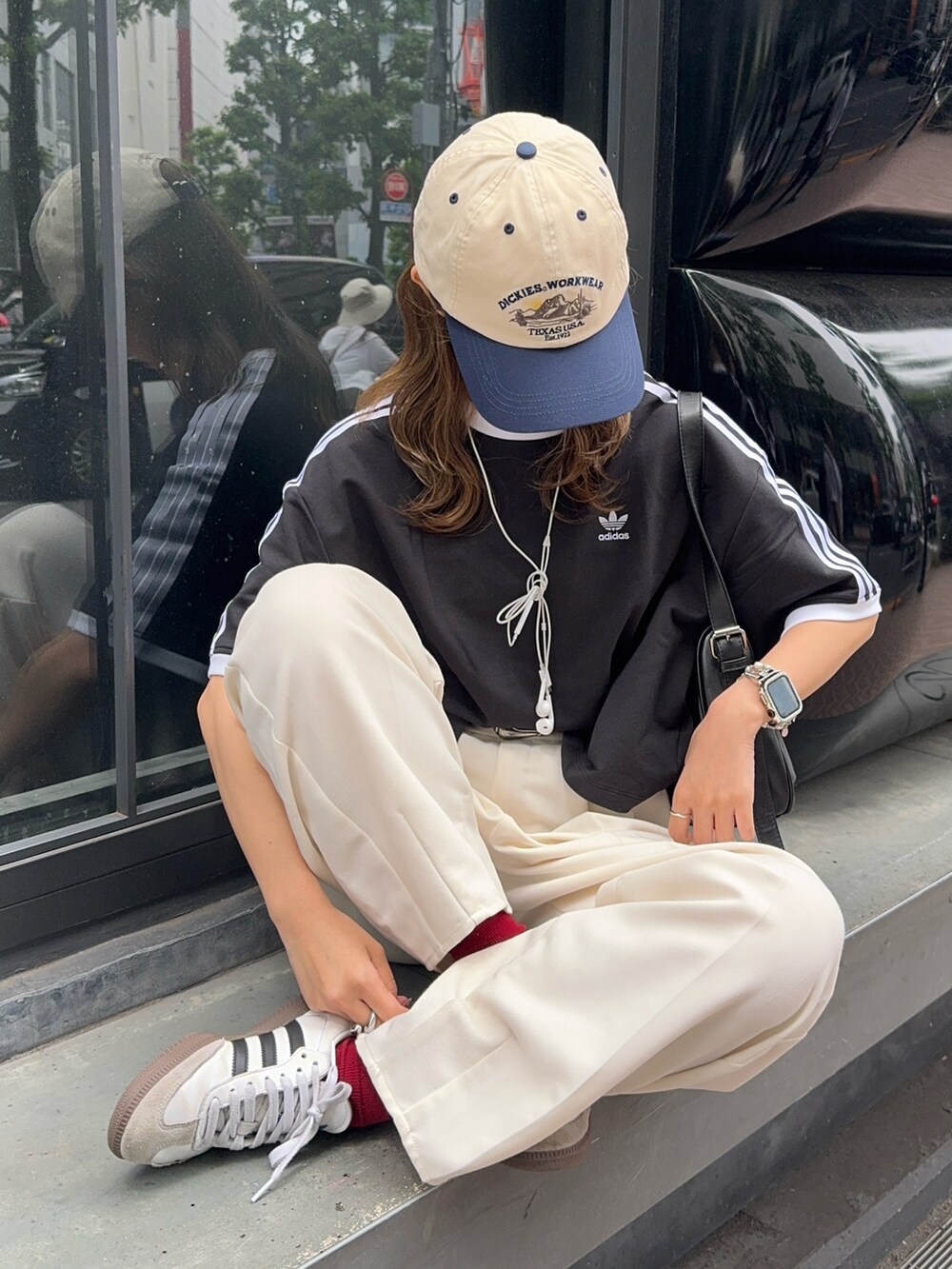 ブラック系のTシャツ/カットソー、ホワイト系のスニーカー、ホワイト系のキャップを着用したレディースの夏コーディネートの4枚目の写真