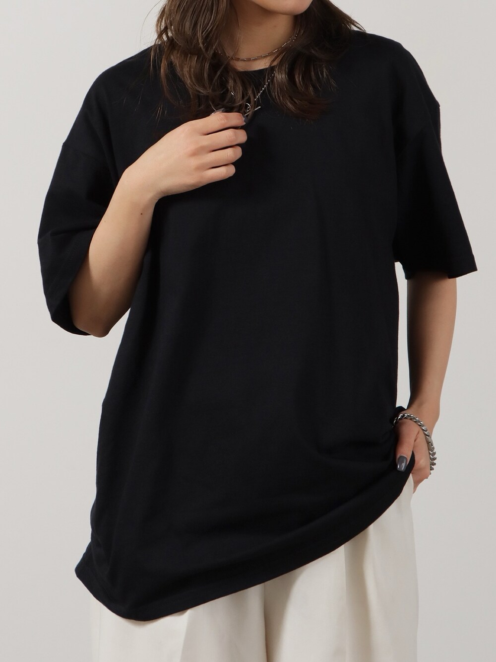 ブラック系のTシャツ/カットソー、ブラック系のサンダルを着用したレディースの夏コーディネートの2枚目の写真