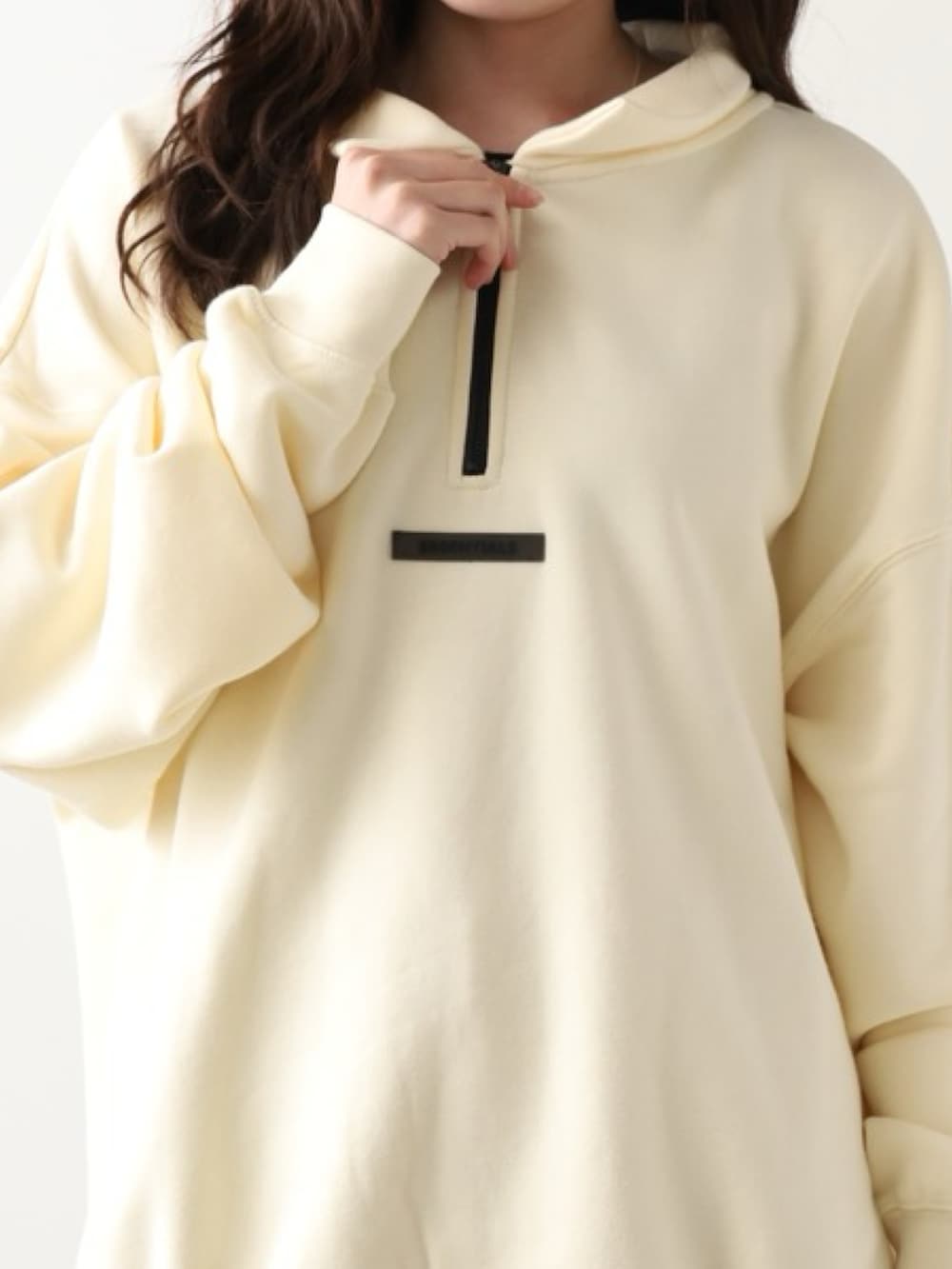 ベージュ系のスウェット、ブルー系のデニムパンツ、ピンク系のスニーカーを着用したレディースの秋コーディネートの2枚目の写真