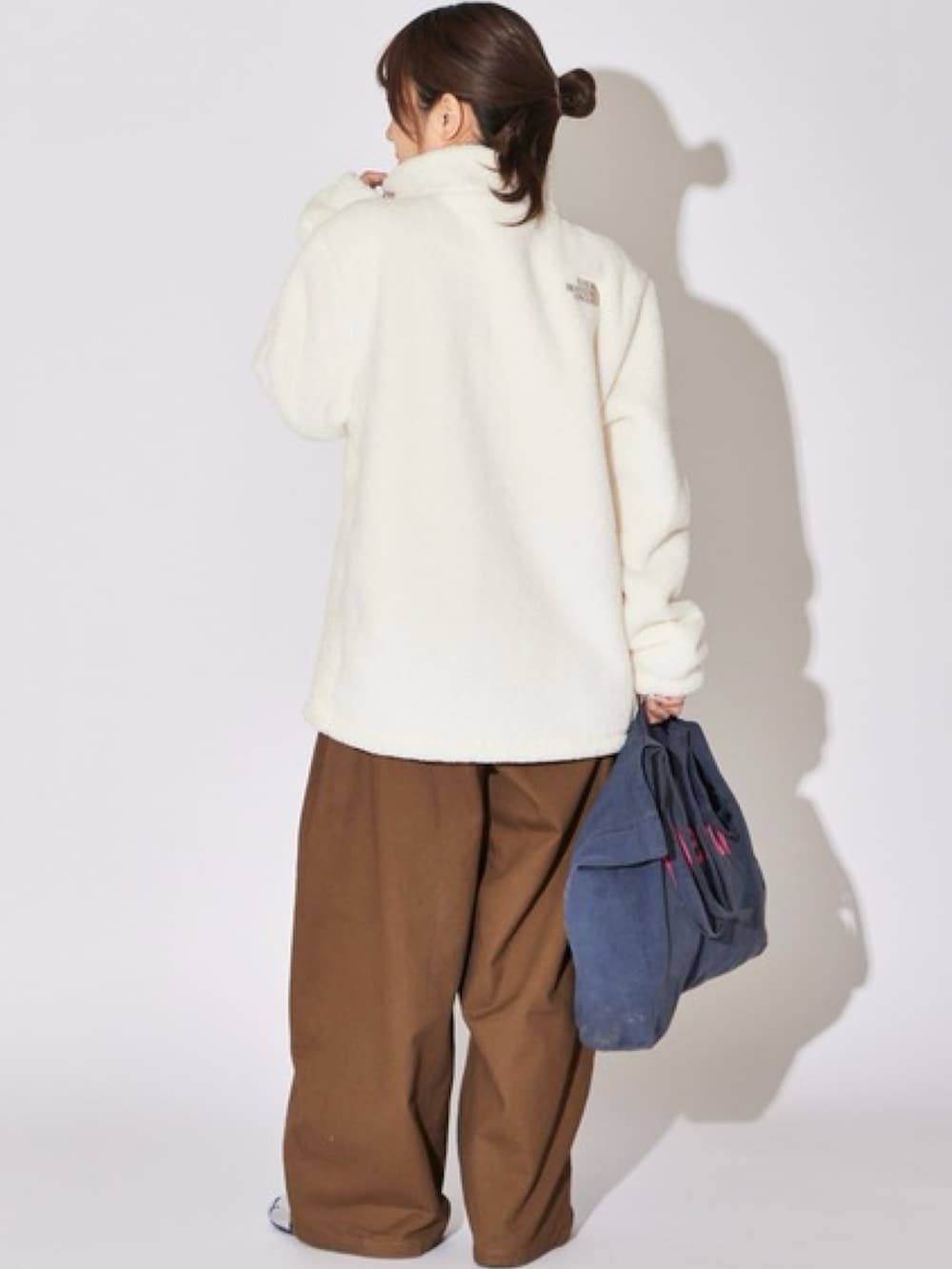 ブラウン系のスラックス、ベージュ系のブルゾンを着用したレディースの秋コーディネートの5枚目の写真