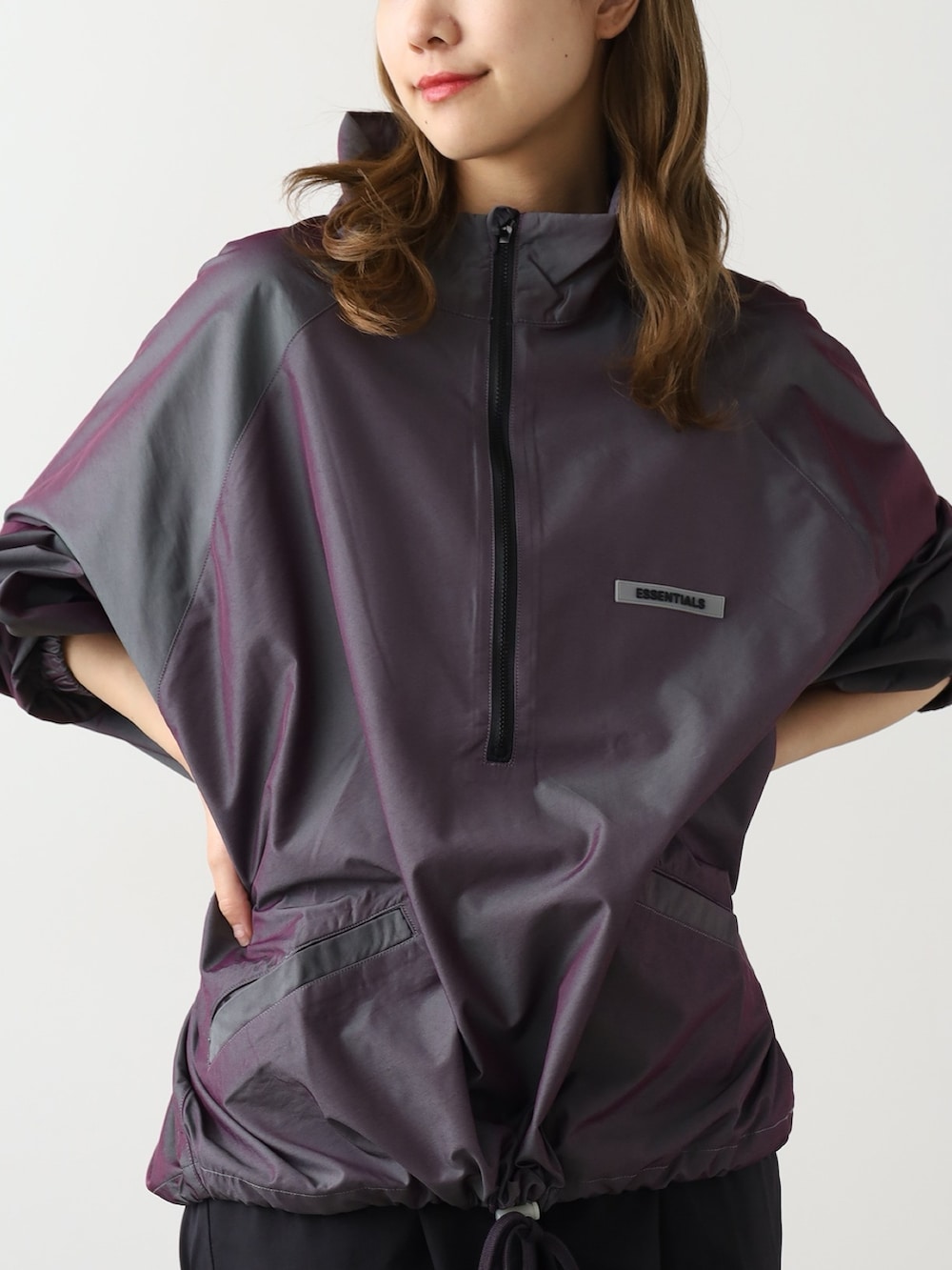 パープル系のブルゾン、ブラック系のカーゴパンツ、ホワイト系のスニーカーを着用したレディースの秋コーディネートの4枚目の写真