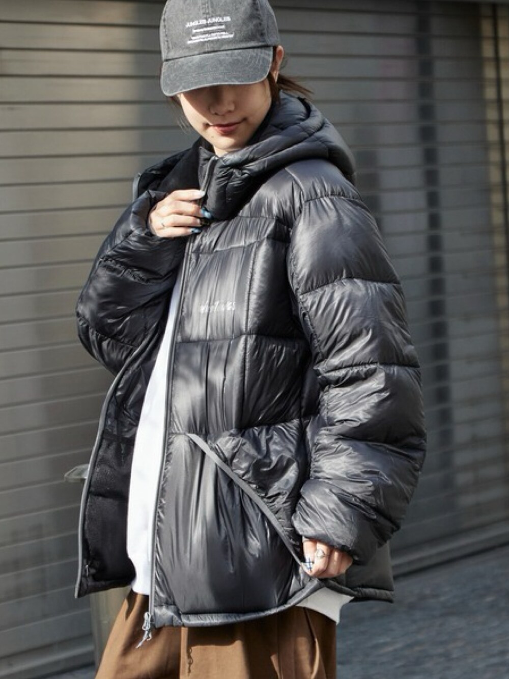 ブラック系のダウンジャケット/コート、ホワイト系のスウェットを着用したレディースの秋コーディネートの3枚目の写真