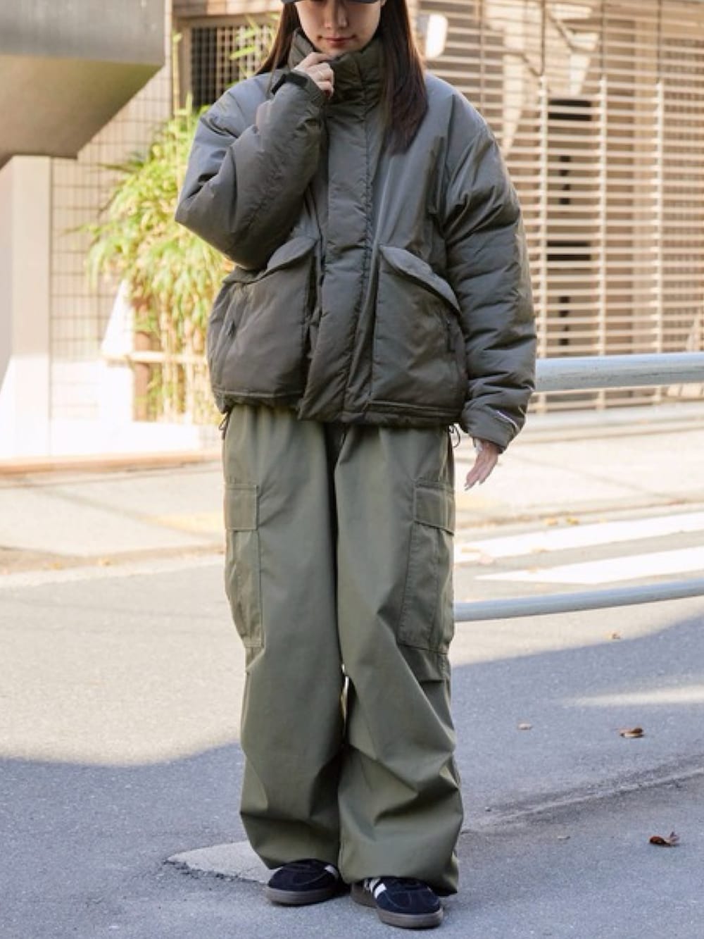 グレー系のダウンジャケット/コートを着用したレディースの秋コーディネートの2枚目の写真